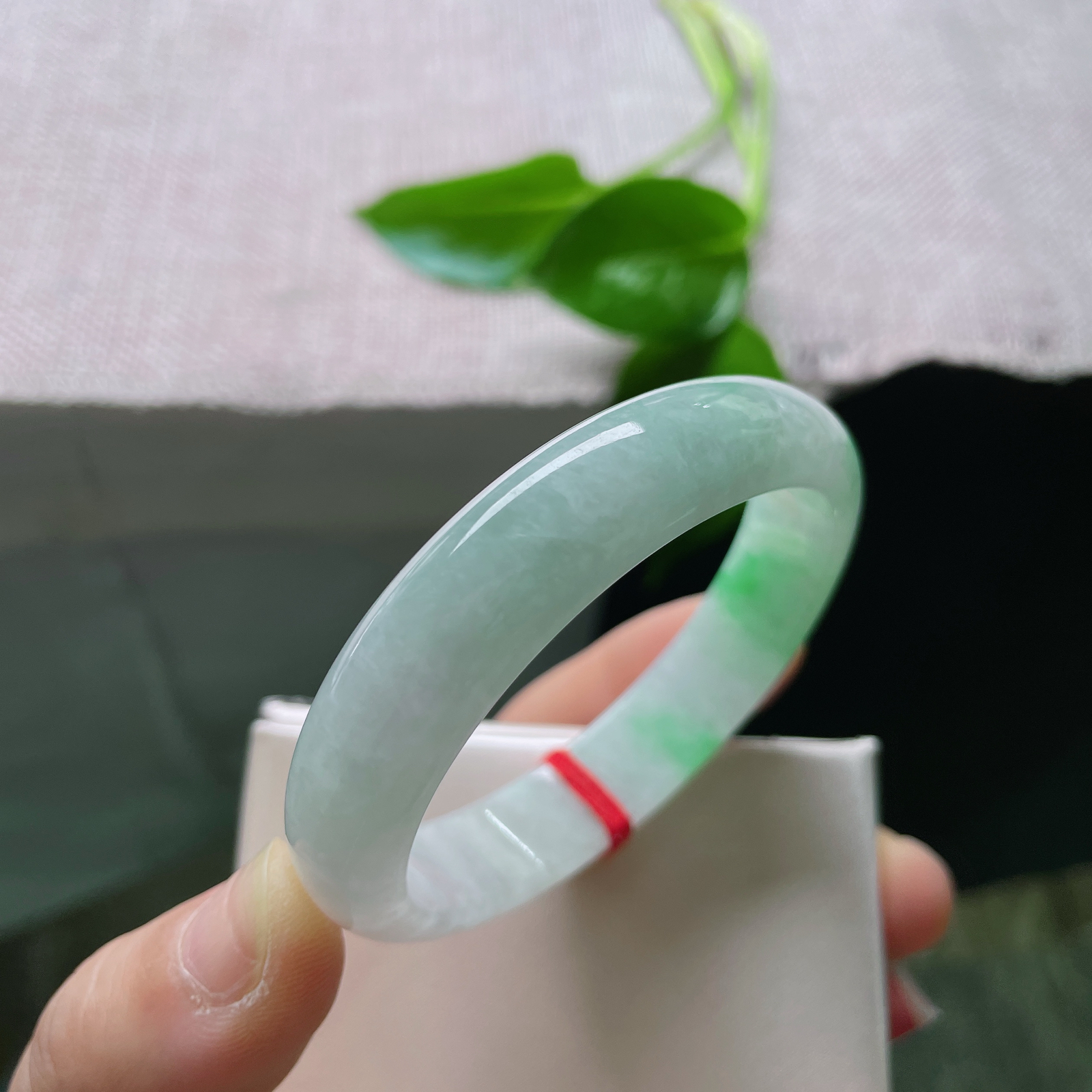 54.2（49）12/6.5，飘绿贵妃，颜色鲜艳夺目，佩戴贵气