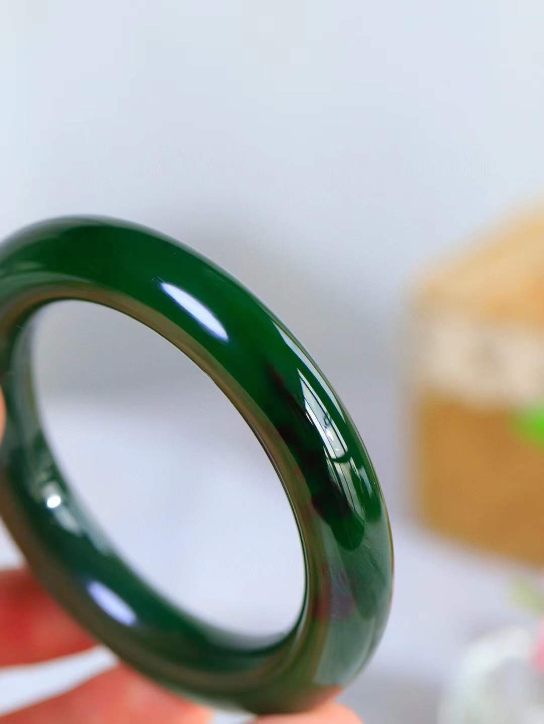 【碧波流转·手镯】

收藏级臻品️和田玉碧玉圆条手镯，玉质细腻温润，手感舒适，️线条流畅，简约大气，美自天成，佩戴于腕间，婉约之美，举手投足间透出那份低调奢华，醉人心扉。
重83.5克 内径圈口56.5mm  尺寸12.6-12.5mm  FDT-11303133