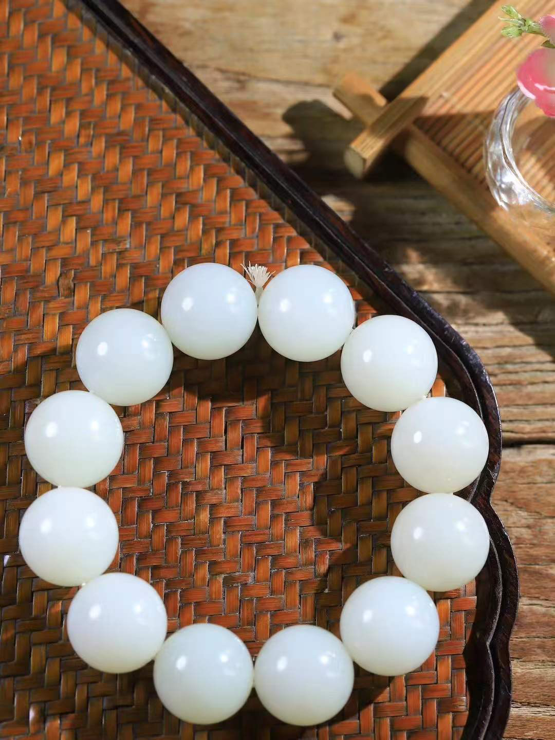 【珠圆玉润.手串】

精品️和田玉白玉珠圆玉润手串 玉质温润细腻  整串打磨圆润，佩戴舒适。珠珠落玉盘，间关莺语花底滑，一生美好时光，无论身在何处，都有它相伴相守。事事顺遂，幸福美满，吉祥如意。重144.5克 尺寸取一20mm  FDA-22362533