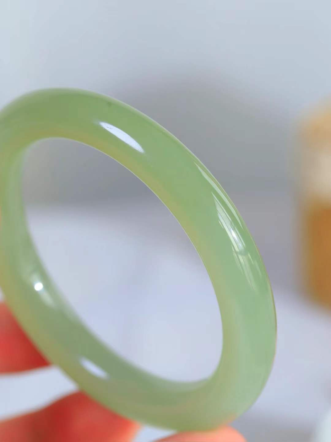 【晴水相伴.镯】

精品和田玉晴水圆条手镯，以其淡雅的晴水色调，成为腕间的一抹亮色。玉质细腻，触感温润，佩戴它，感受玉石的温度与自然的灵性，让每一天都充满诗意与美好。重53.6克  尺寸57-10.3-10mm  11303133T