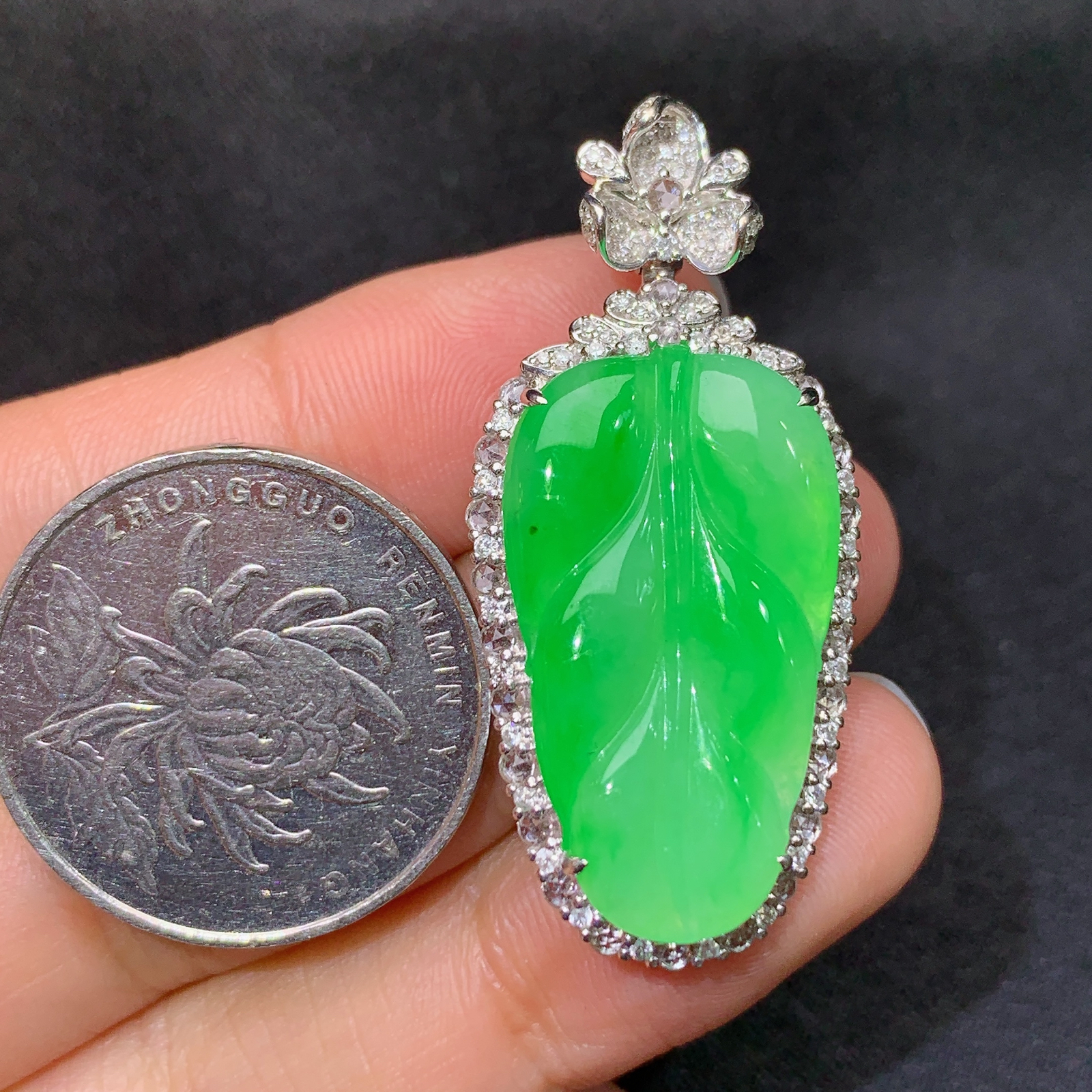 冰阳绿树叶吊坠，18k金镶嵌，冰润色阳，玉质细腻，种水足，尺寸40.8*18.6*8.1 y5