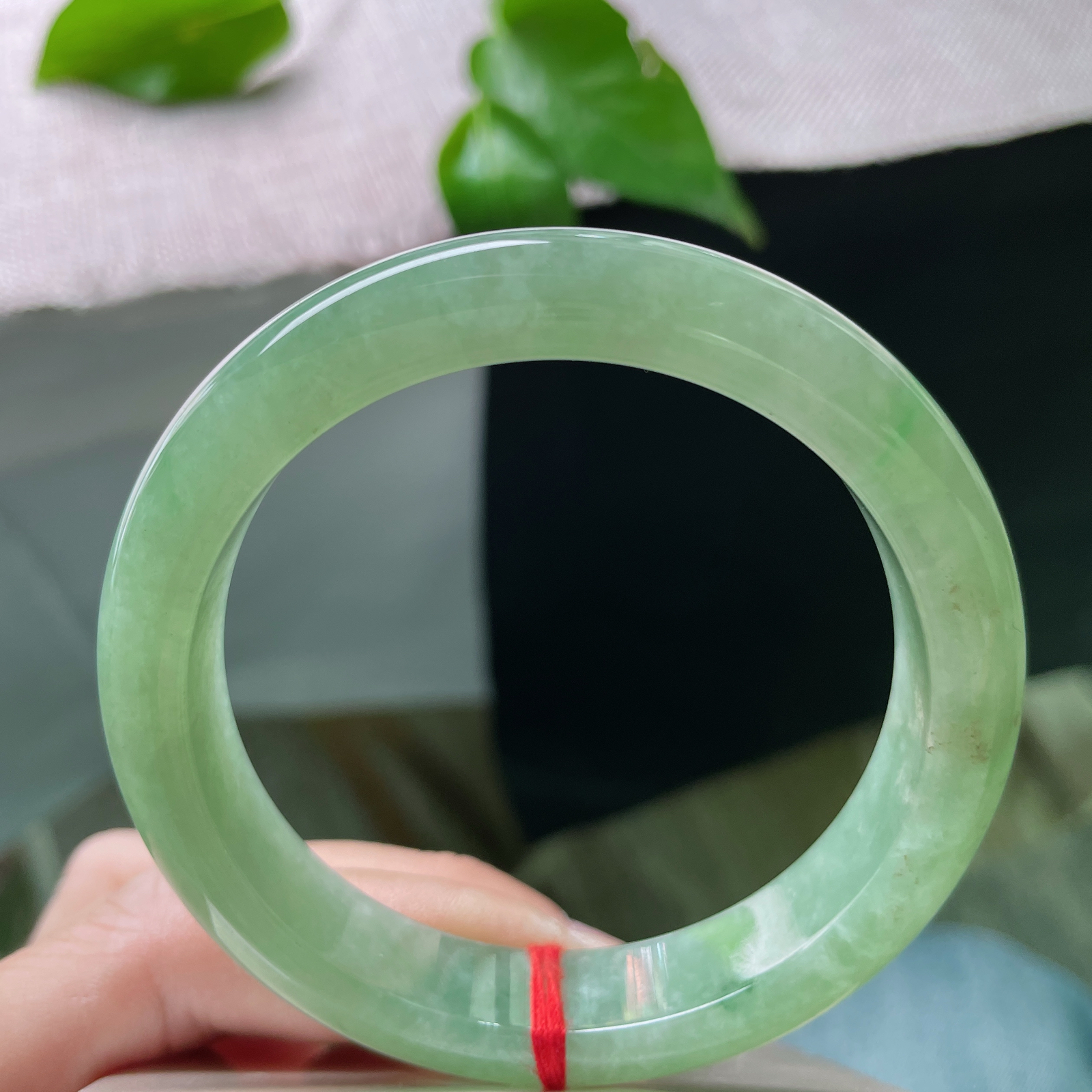 57/12/8.1，湖水绿正圈，水头好，种老，纯绿底色，温润如玉，低调显气质