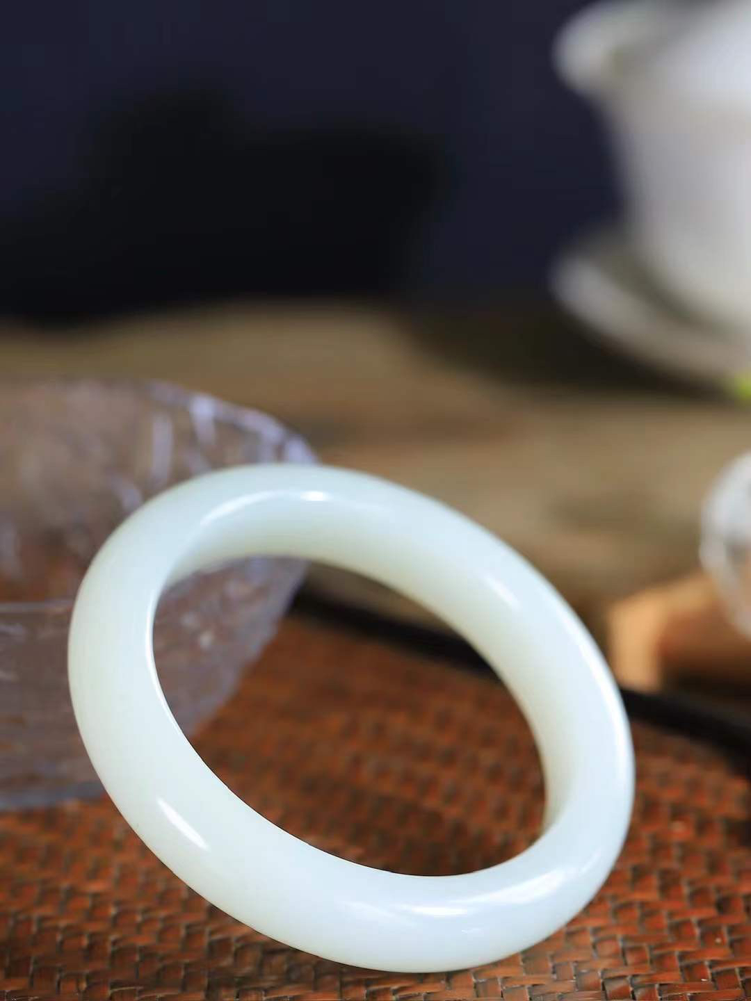 （柔情似水.手镯）

精品和田玉白玉手镯，玉质温润细腻，镯型饱满圆润，优雅知性，姽婳于幽静兮，又婆