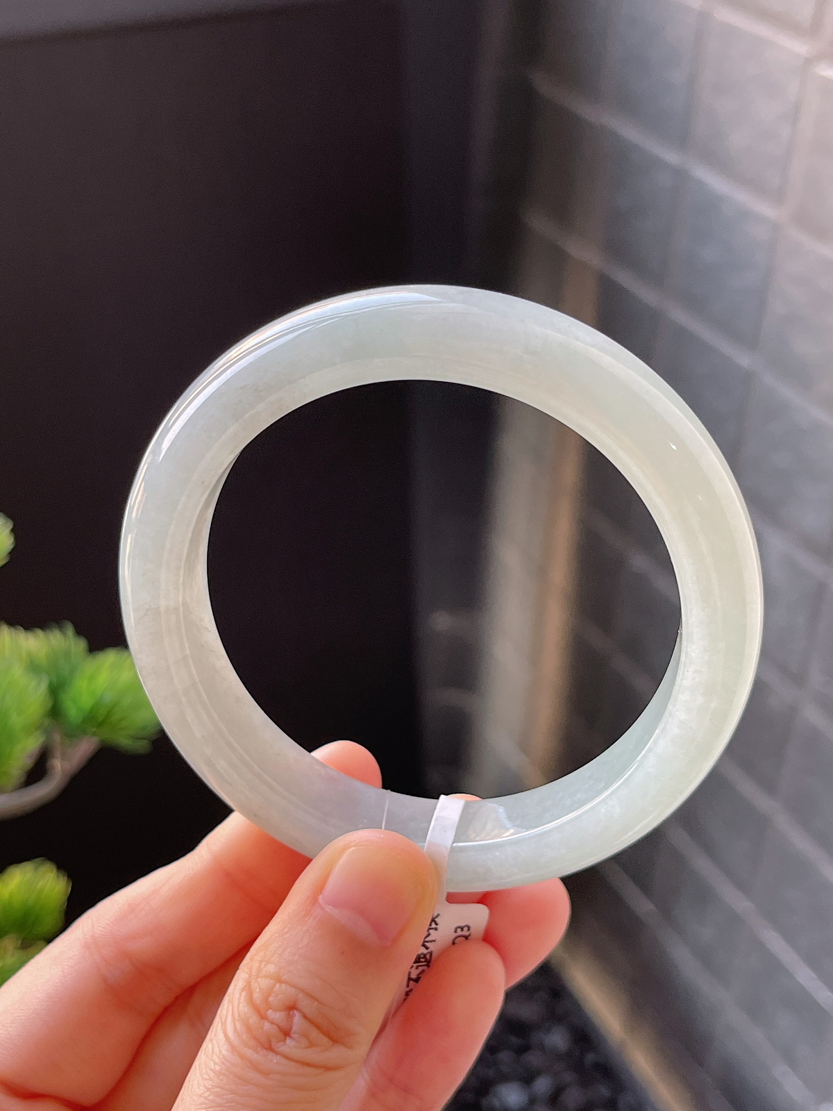 正圈56圈口，翡翠冰糯种淡绿色手镯