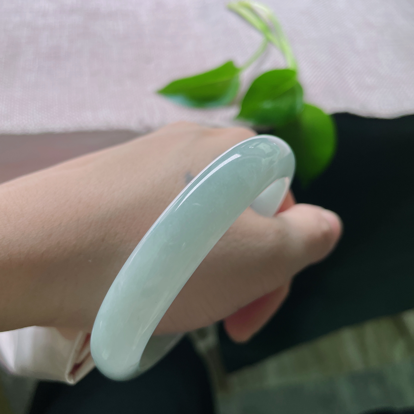 58.2/11.8/7.6，蓝底正圈，一汪晴水蓝，圈住腕间的整片天空与海。