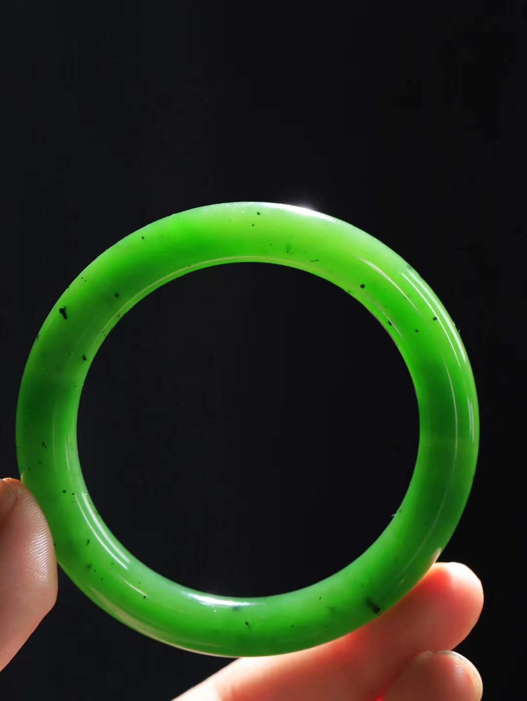 【碧色荡漾·手镯】

精品和田玉碧玉圆条手镯，玉质细腻温润，手感舒适，️线条流畅，简约大气，美自天成，佩戴于腕间，婉约之美，举手投足间透出那份低调奢华，醉人心扉。重49.6克  内径圈口56.5mm  尺寸10-10mm  FDA-66373133