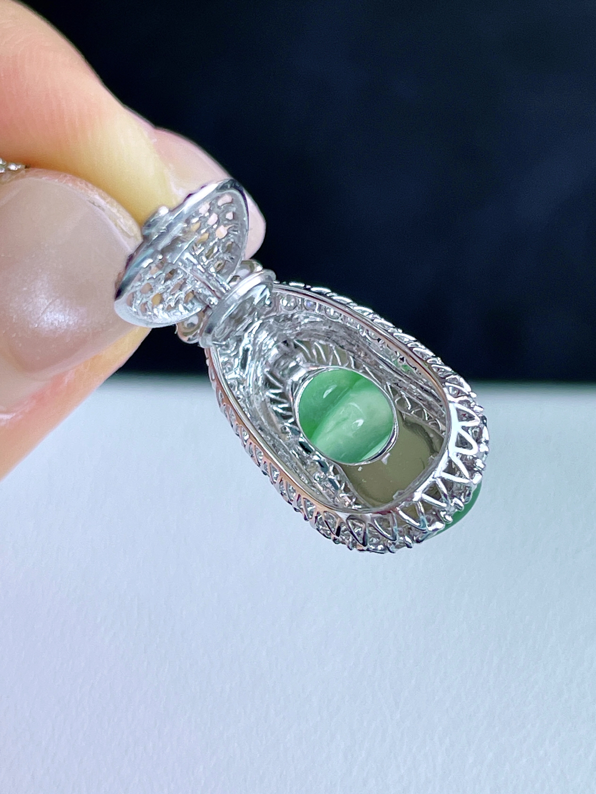 【镶嵌】高冰晴绿豆子晴绿福豆吊坠  
【说明】缅料 18k金镶嵌 性价比高  
【整体】29-12.3-10
【裸石】18-9.4-4.2