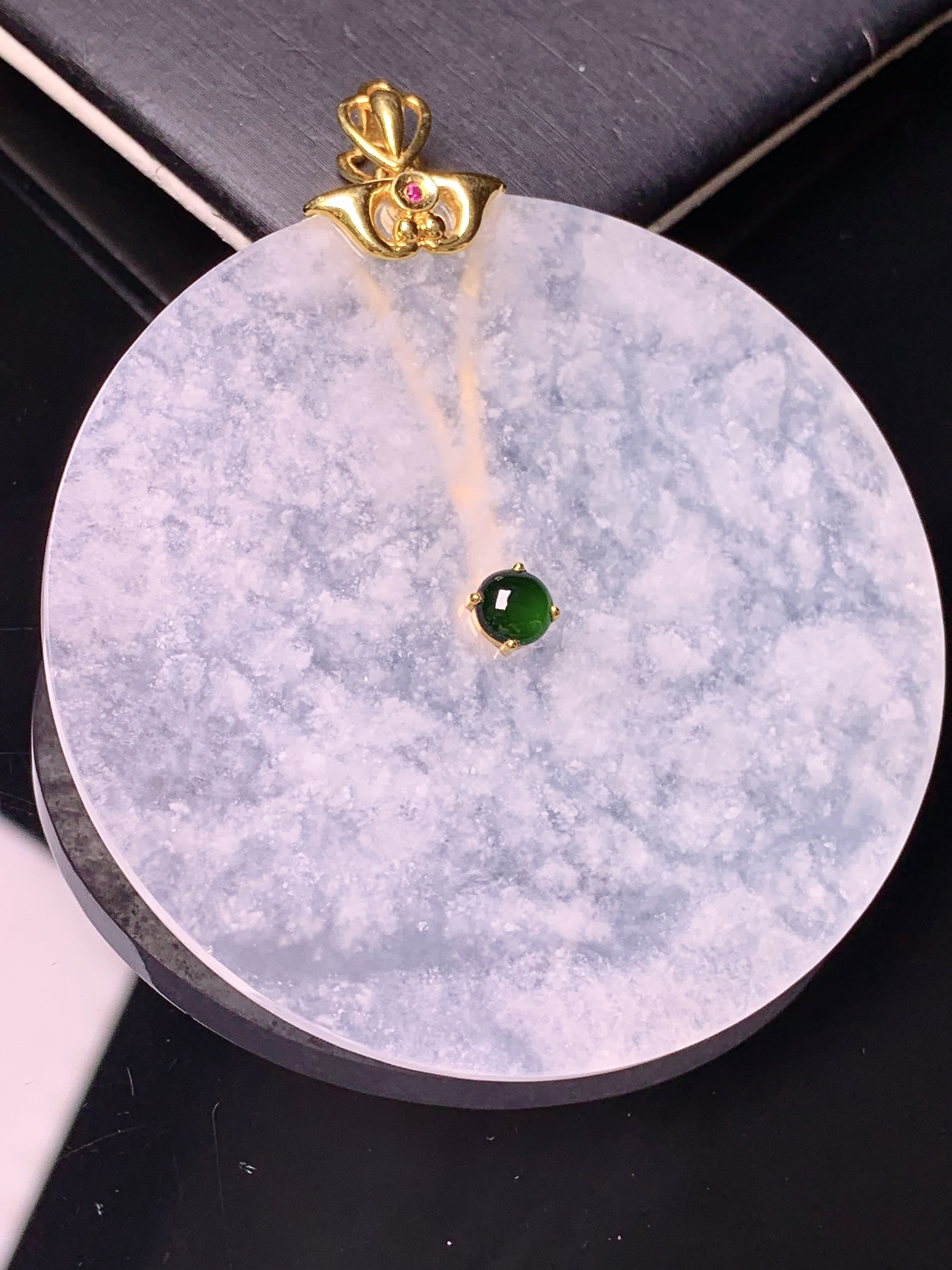 18k金镶嵌冰种雪花棉圆牌吊坠 玉质细腻 色泽艳丽清新 水润亮眼 整体尺寸61.6*54.3*3c1