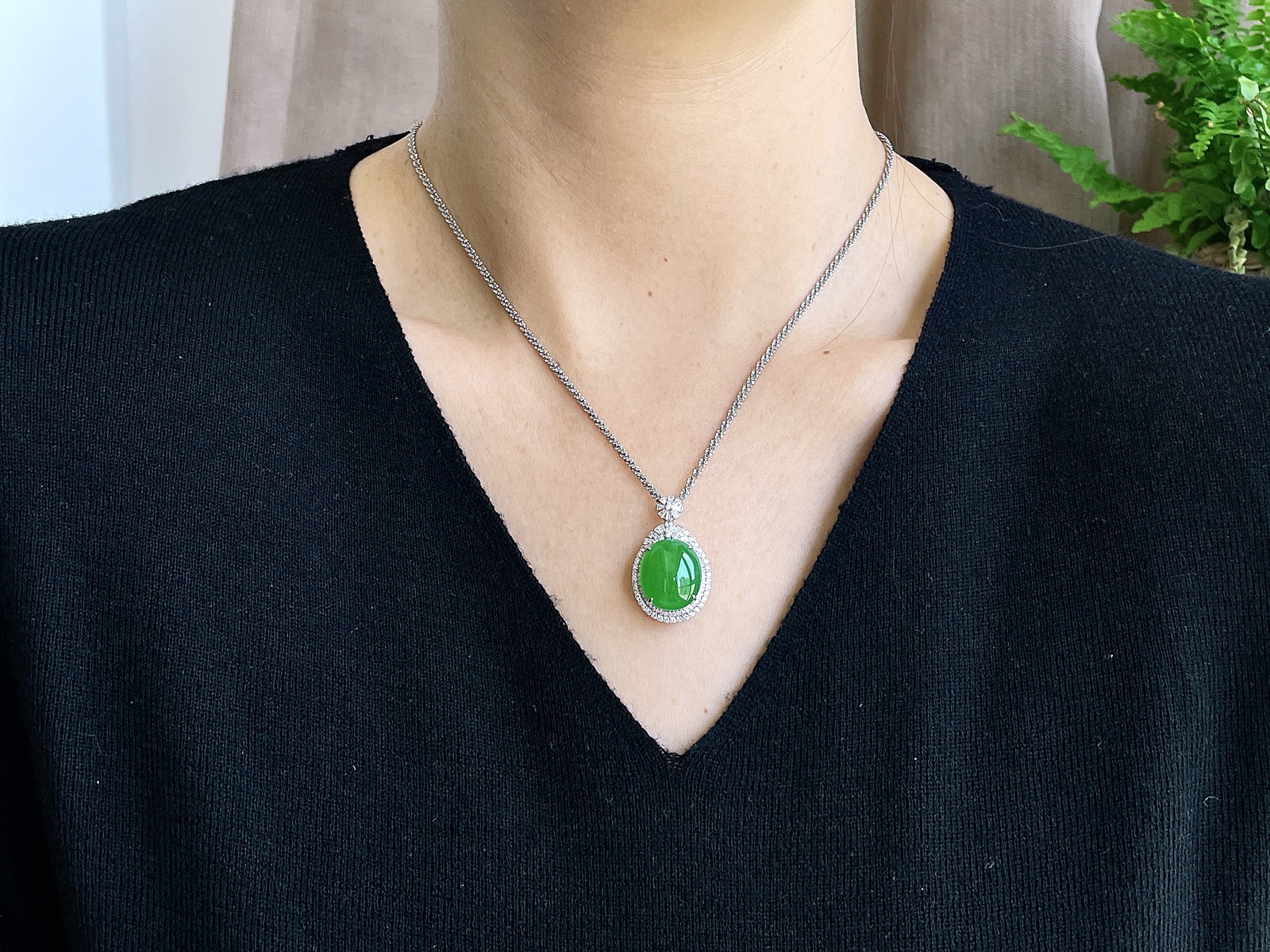 【镶嵌】高冰阳绿大蛋面大鸽子蛋吊坠  
【说明】18k金镶嵌 性价比高  
【整体】29.7-18-13.1
【裸石】16.3-13.4-6.6