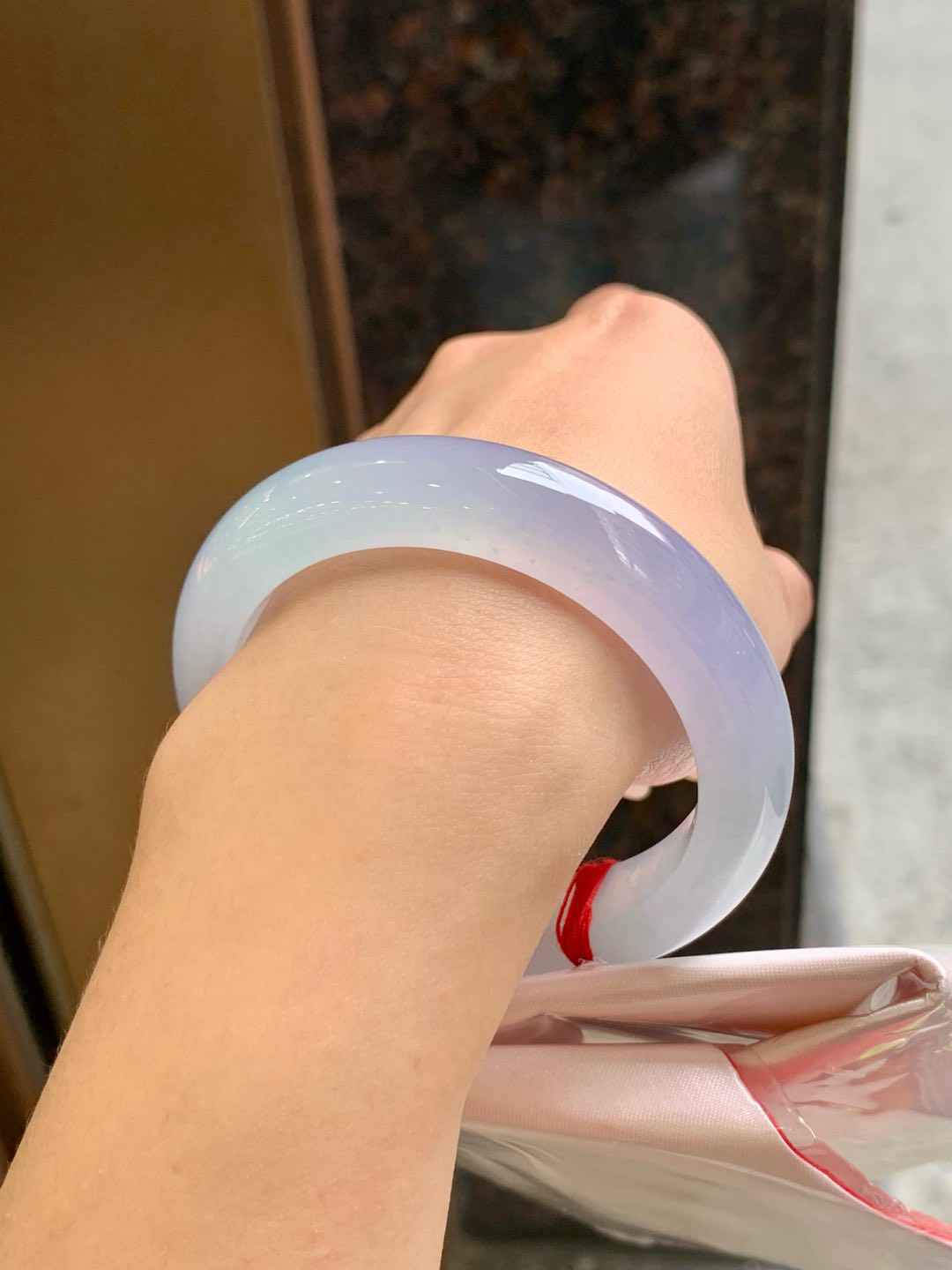 冰双彩正圈53-54可戴，翡翠冰种双彩正圈手镯，漂亮，种水极好，细腻水润，色泽清新淡雅，紫色唯美迷人，高贵优雅，自然光下不失色！