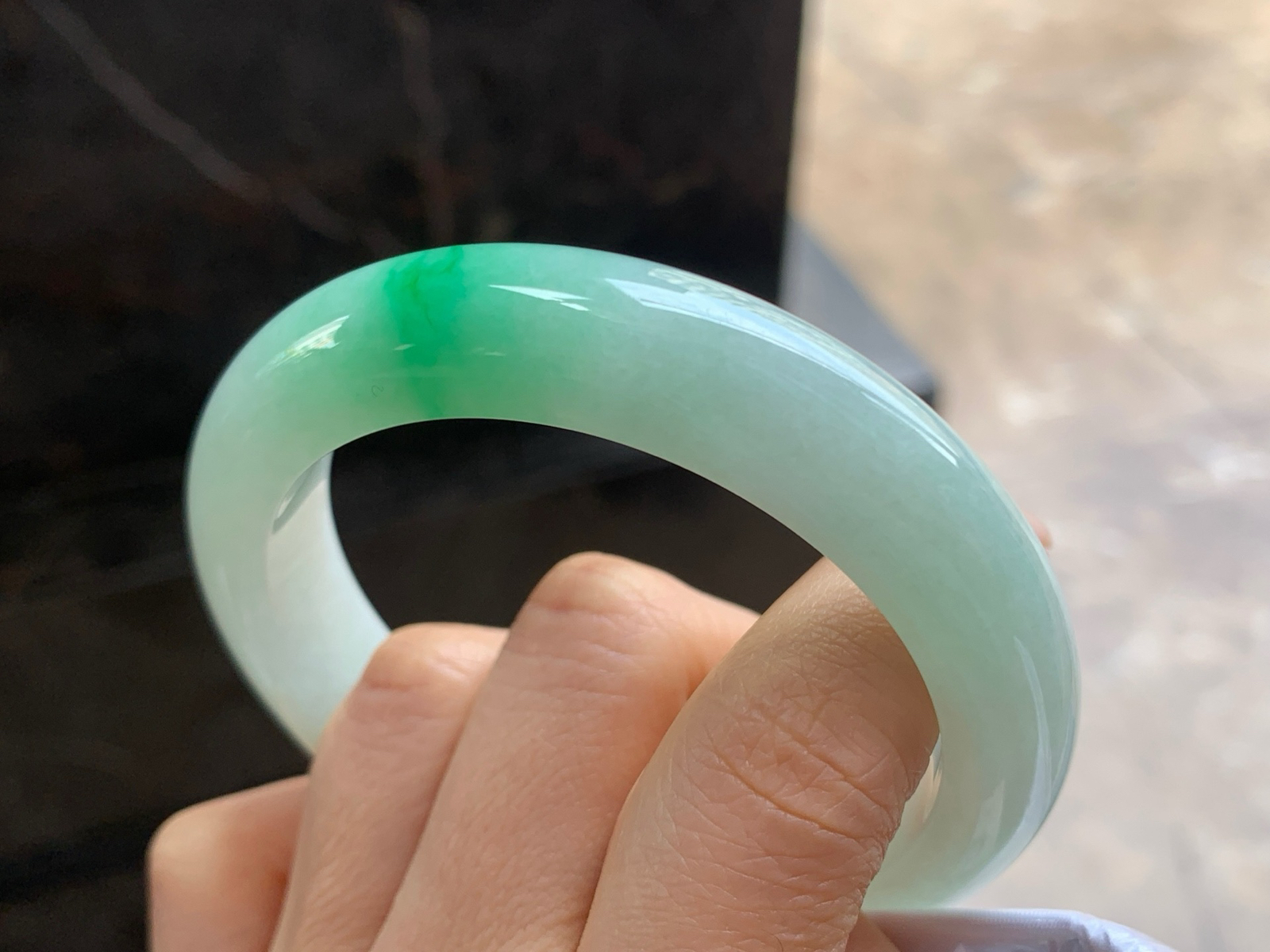 56.5-12.6-9.4

飘绿手镯^_^色阳 细腻