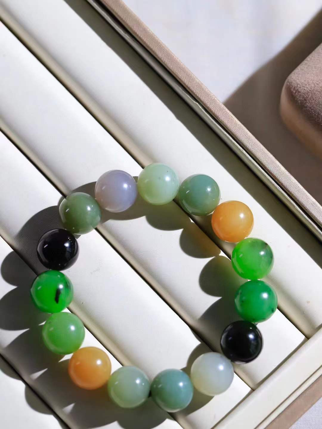 【福运相伴.多宝手串】

货头精选 和田玉多宝圆珠手串，每一颗玉石都凝聚自然的灵气与岁月的沉淀，寓意福禄寿喜，守护您的平安与幸福。佩戴它，感受千年玉文化的温润与优雅。重64.5克  尺寸取一14.2mm  45353033T