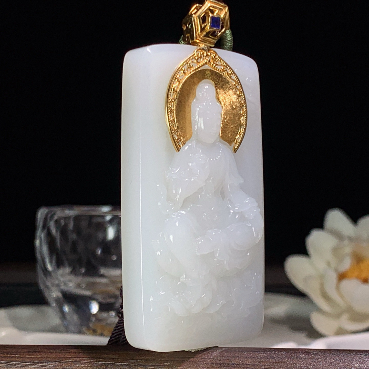 新疆和田玉18k金羊脂白坐莲观音牌挂件 尺寸64/35/11重65.6克，玉质细腻油润 底色纯净 脂粉好，品质好！lt260330