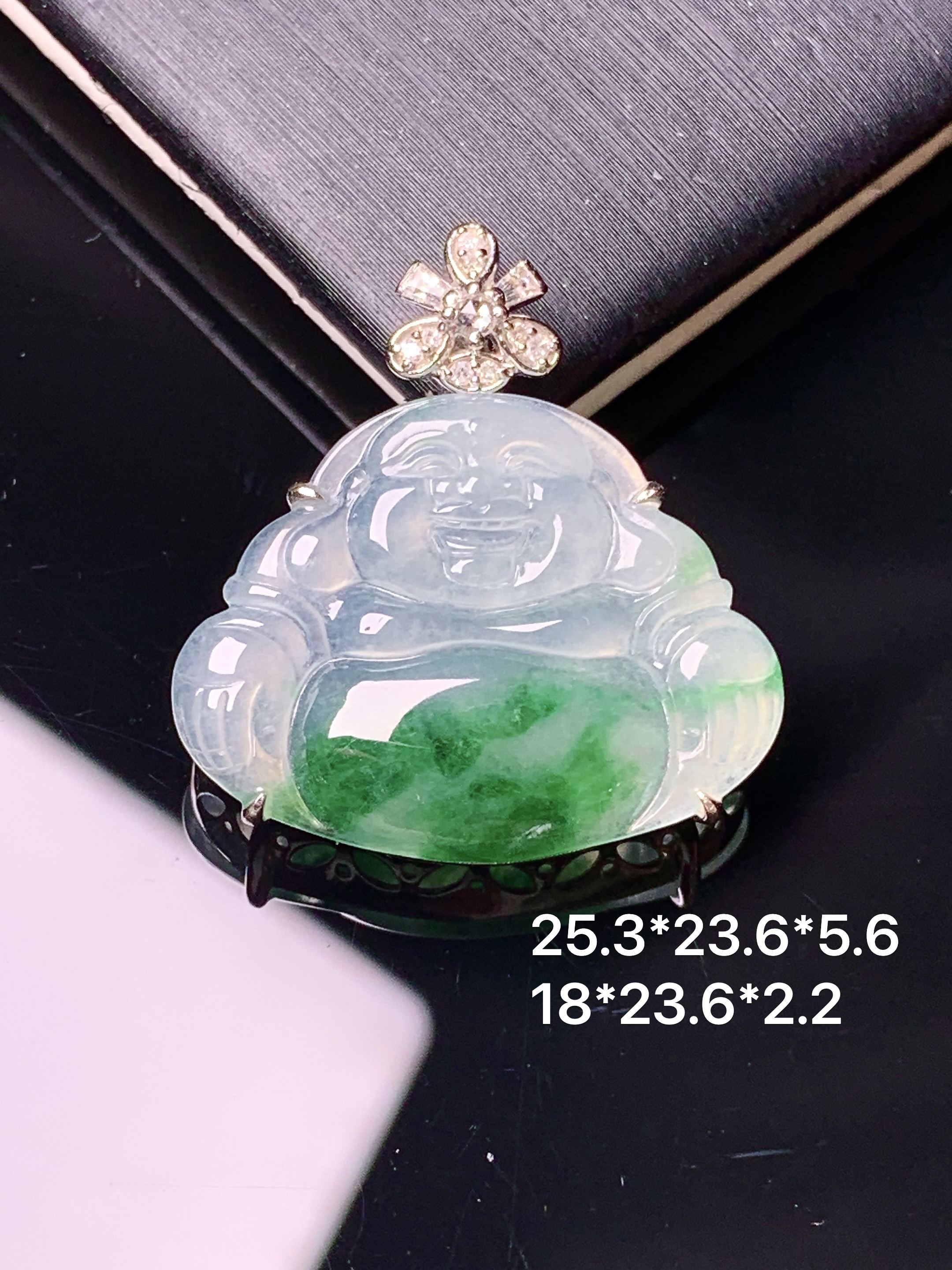 18k金钻镶嵌飘绿佛公吊坠 玉质细腻 色泽艳丽清新 水润亮眼 整体尺寸25.3*23.6*5.6yz
