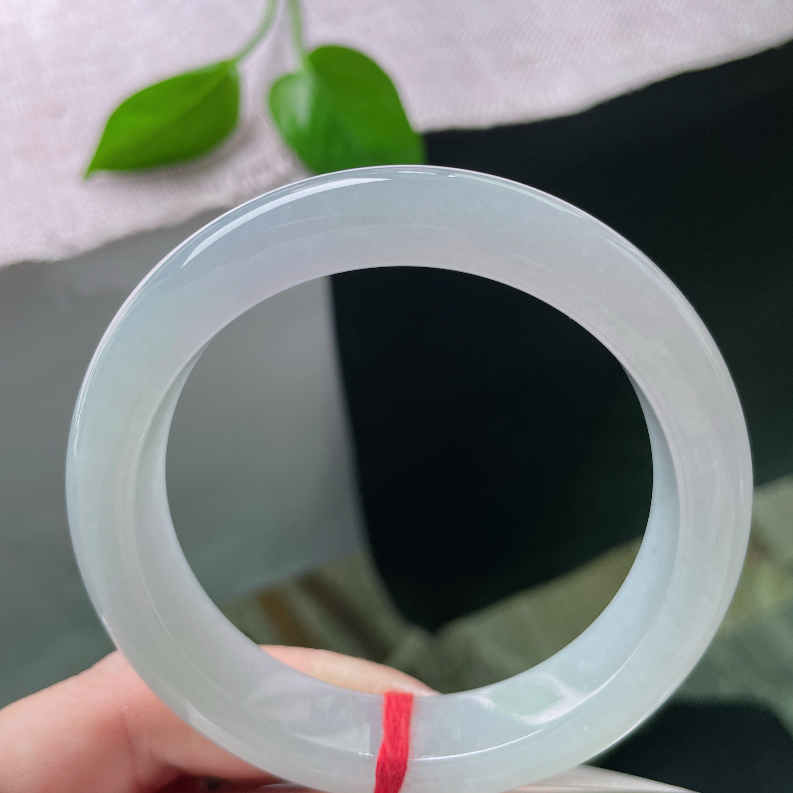 57.4/13.3/9，淡紫淡绿正圈，种老，玉质莹润细腻，把寻常日子都浸得温柔明亮。