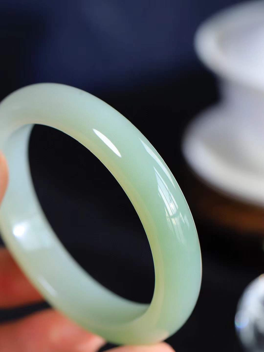 【温润于心.手镯】

精品️和田玉晴水手镯，如晴水般清澈，似晴空般纯净。每一缕纹理都诉说着大自然的馈赠，温润细腻，触手生温。佩戴它，仿佛将一片宁静的晴水湖戴在腕间，优雅从容，气质非凡。重58.2克  尺寸57-12.8-9mm  55343100T