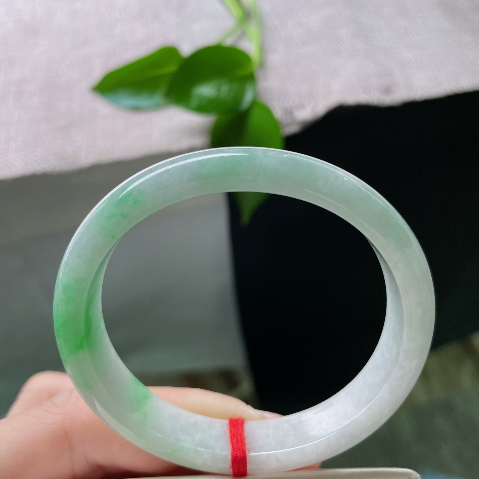 54.2（49）12/6.5，飘绿贵妃，颜色鲜艳夺目，佩戴贵气