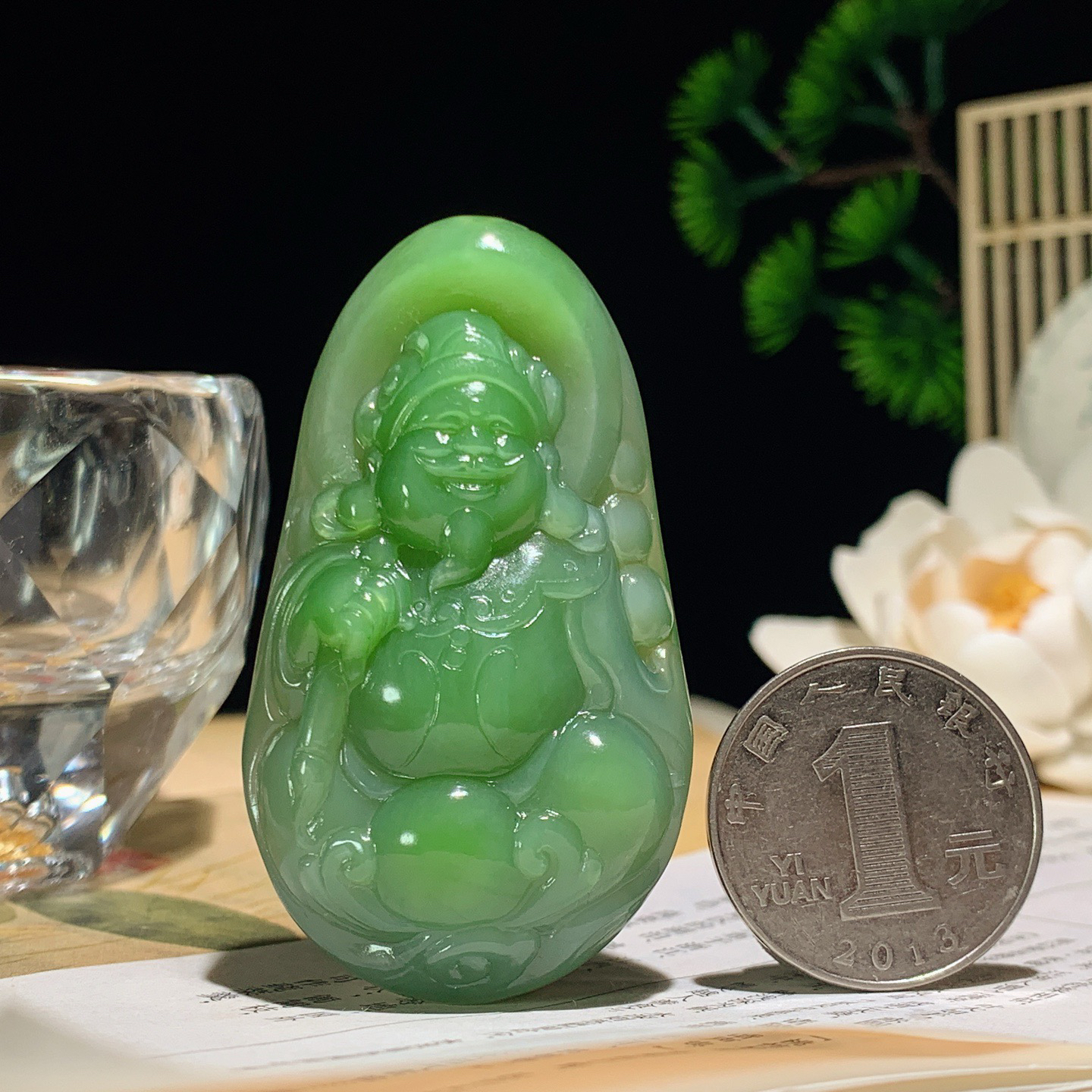 和田玉阳绿俄罗斯碧玉财神挂件 尺寸58/33/14重36.5克，玉质细腻油润 底色纯净 脂粉好，品质好！lt260330