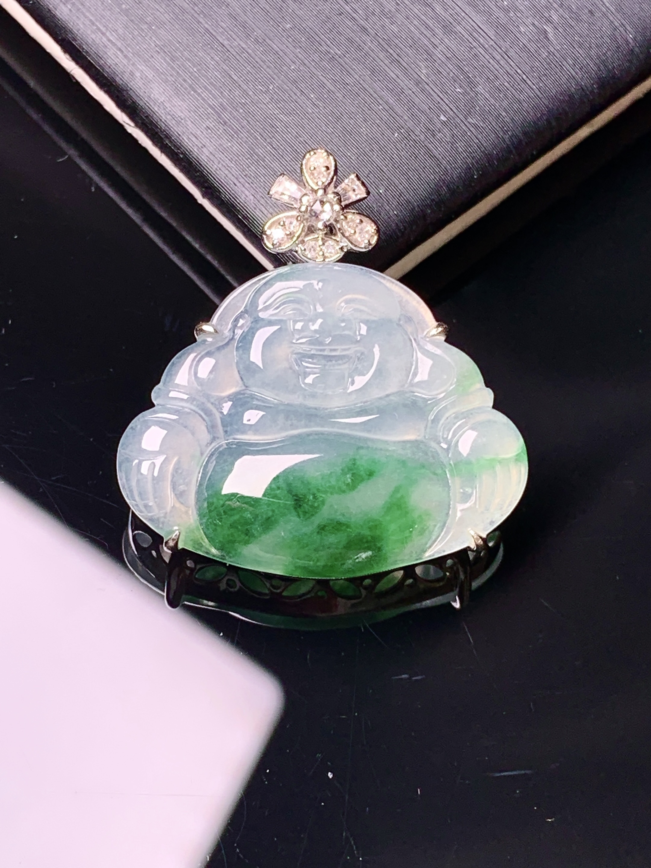 18k金钻镶嵌飘绿佛公吊坠 玉质细腻 色泽艳丽清新 水润亮眼 整体尺寸25.3*23.6*5.6yz