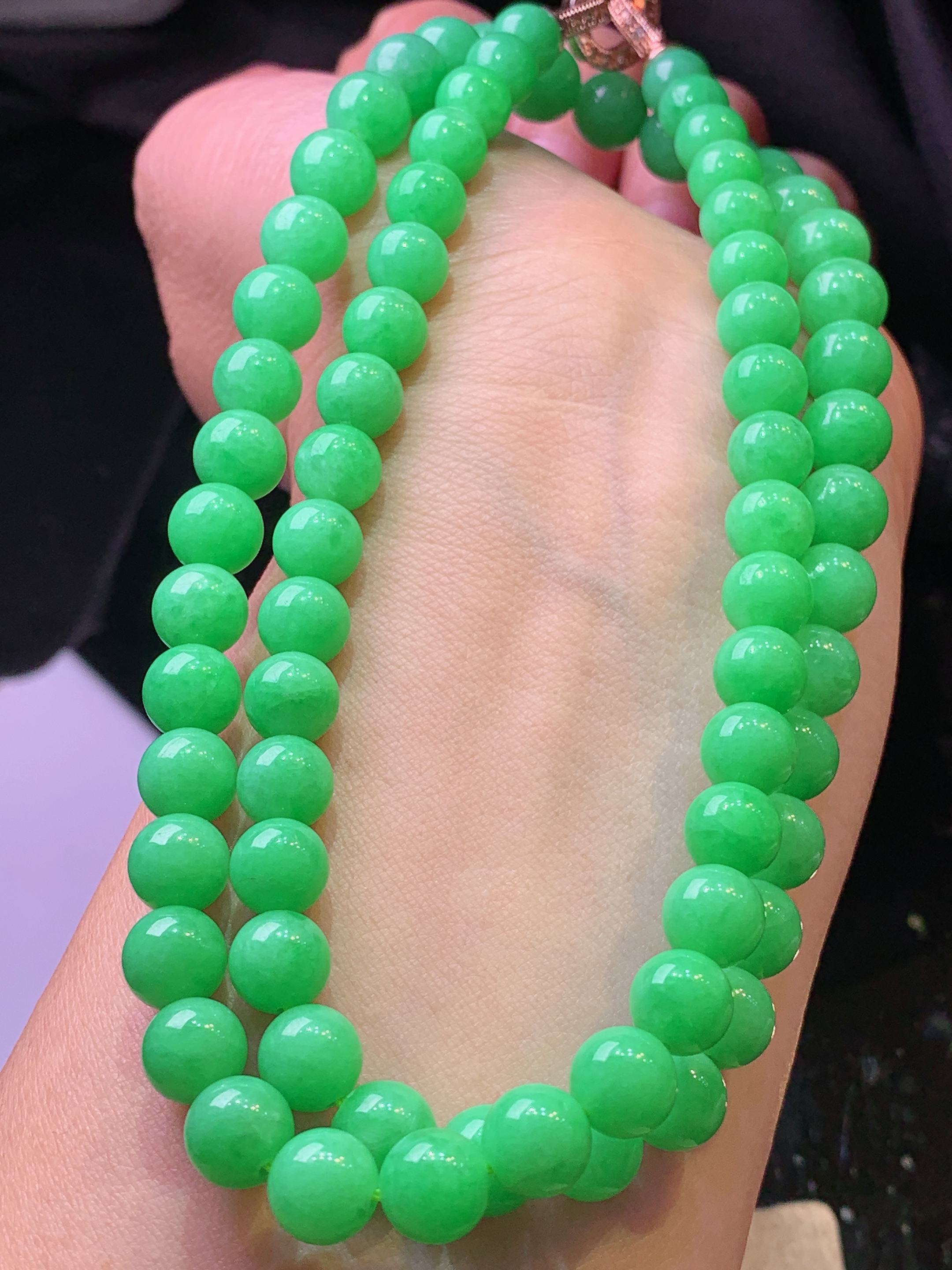 翠绿圆珠项链 玉质细腻 色泽艳丽清新 水润亮眼 整体尺寸7.5h3