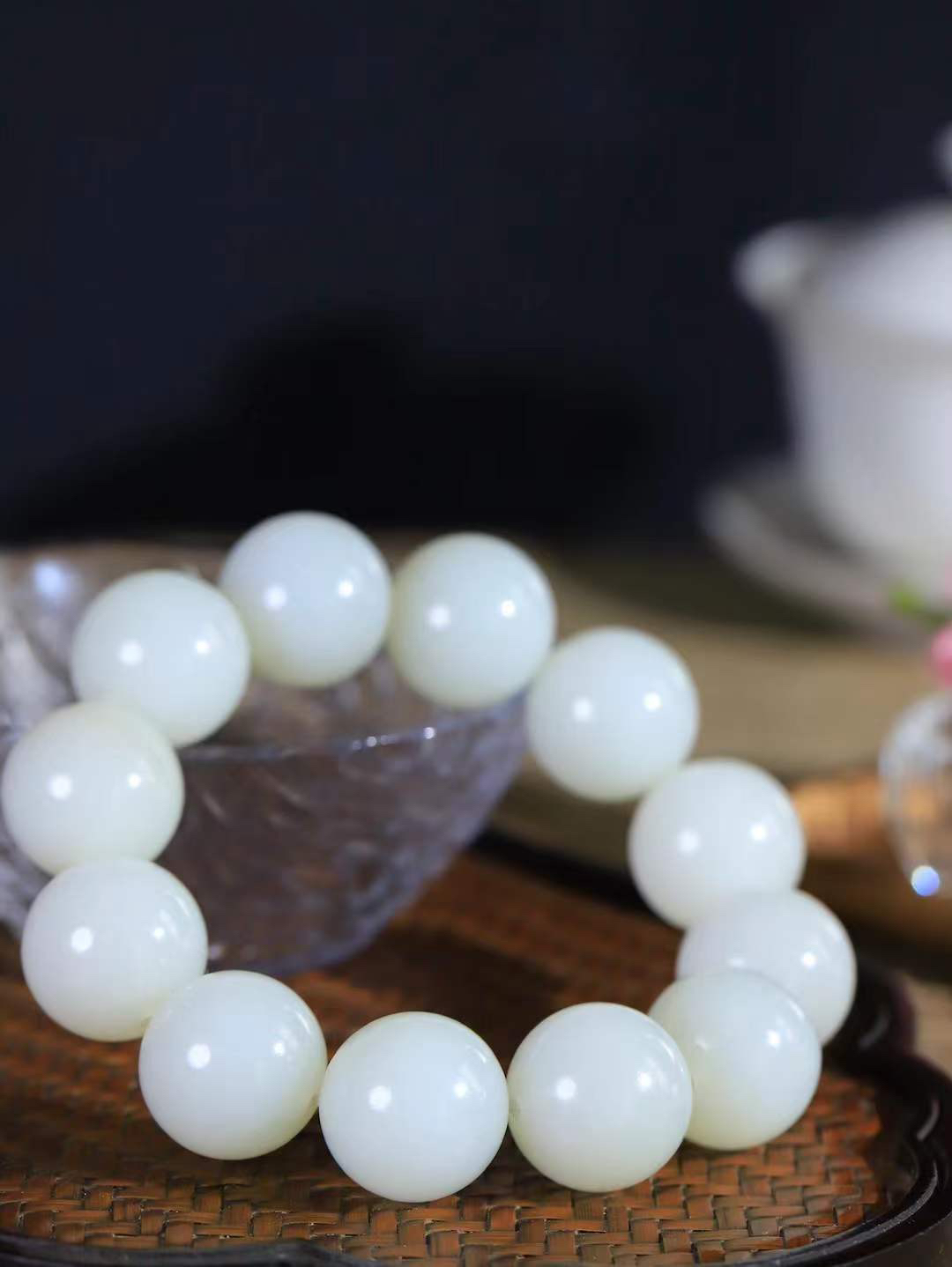 【珠圆玉润.手串】

精品️和田玉白玉珠圆玉润手串 玉质温润细腻  整串打磨圆润，佩戴舒适。珠珠落玉盘，间关莺语花底滑，一生美好时光，无论身在何处，都有它相伴相守。事事顺遂，幸福美满，吉祥如意。重144.5克 尺寸取一20mm  FDA-22362533