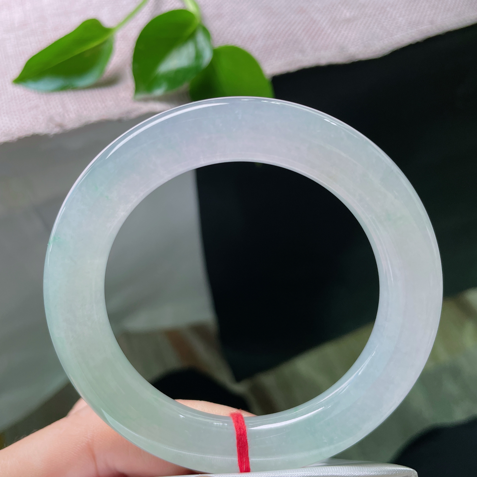 55.5/11.4，冰晴底圆条，集清透、淡彩、圆润于一身，气质担当，无暇