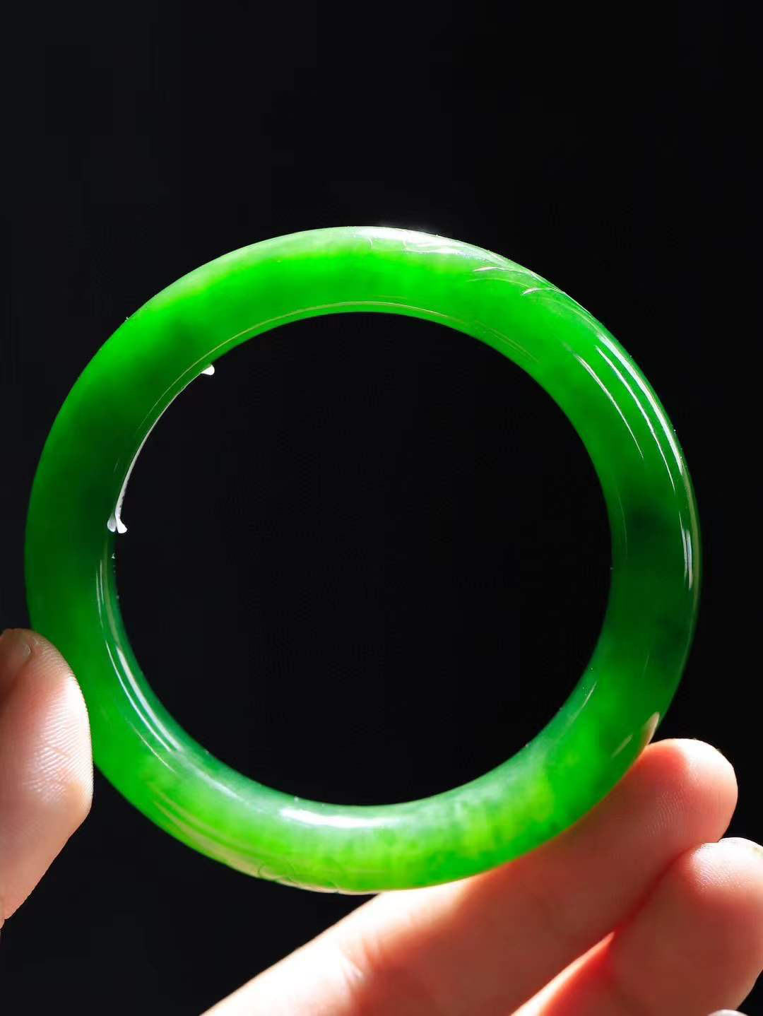 【荷韵.手镯】

精品和田玉碧玉荷韵手镯  玉质细腻温润 油润十足 莲花之高洁雅致，见她的人无不喜爱。花瓣玲珑，香气不浓不烈静静地点缀这欲说还休的季节予独爱莲之出淤泥而不染重58.3克   尺寸56-12.2-10mm   FDA-56373133