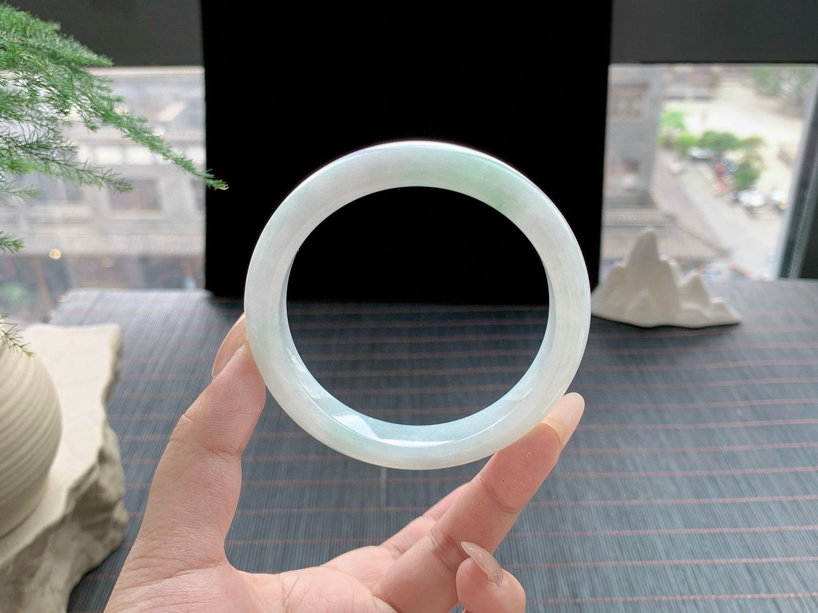 晴底飘绿
尺寸：60.5-11.9-8.6