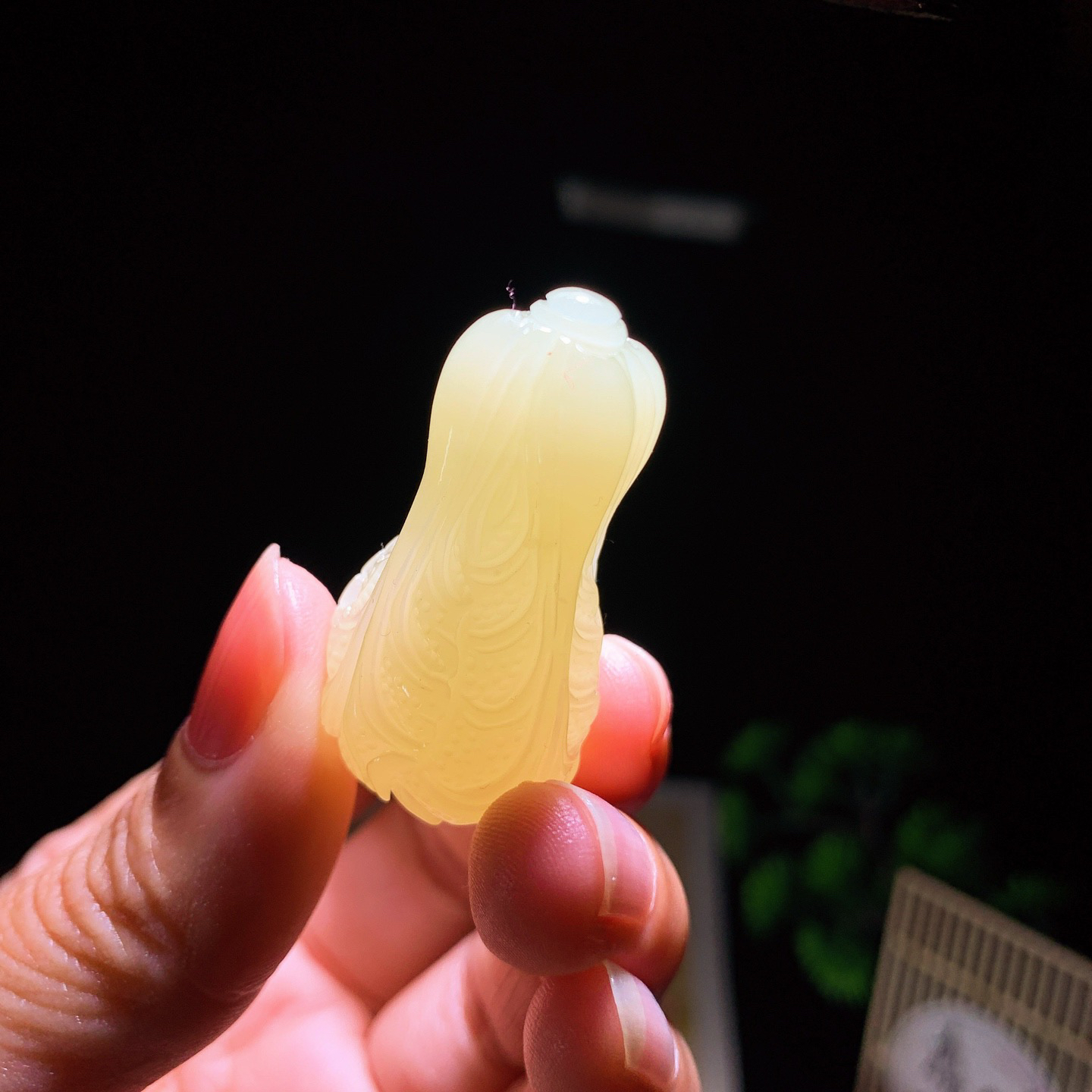 新疆和田玉若羌黄口料遇百财白菜挂件 尺寸39/20/18重19克，玉质细腻油润 底色纯净 脂粉好，品质好！lt260330