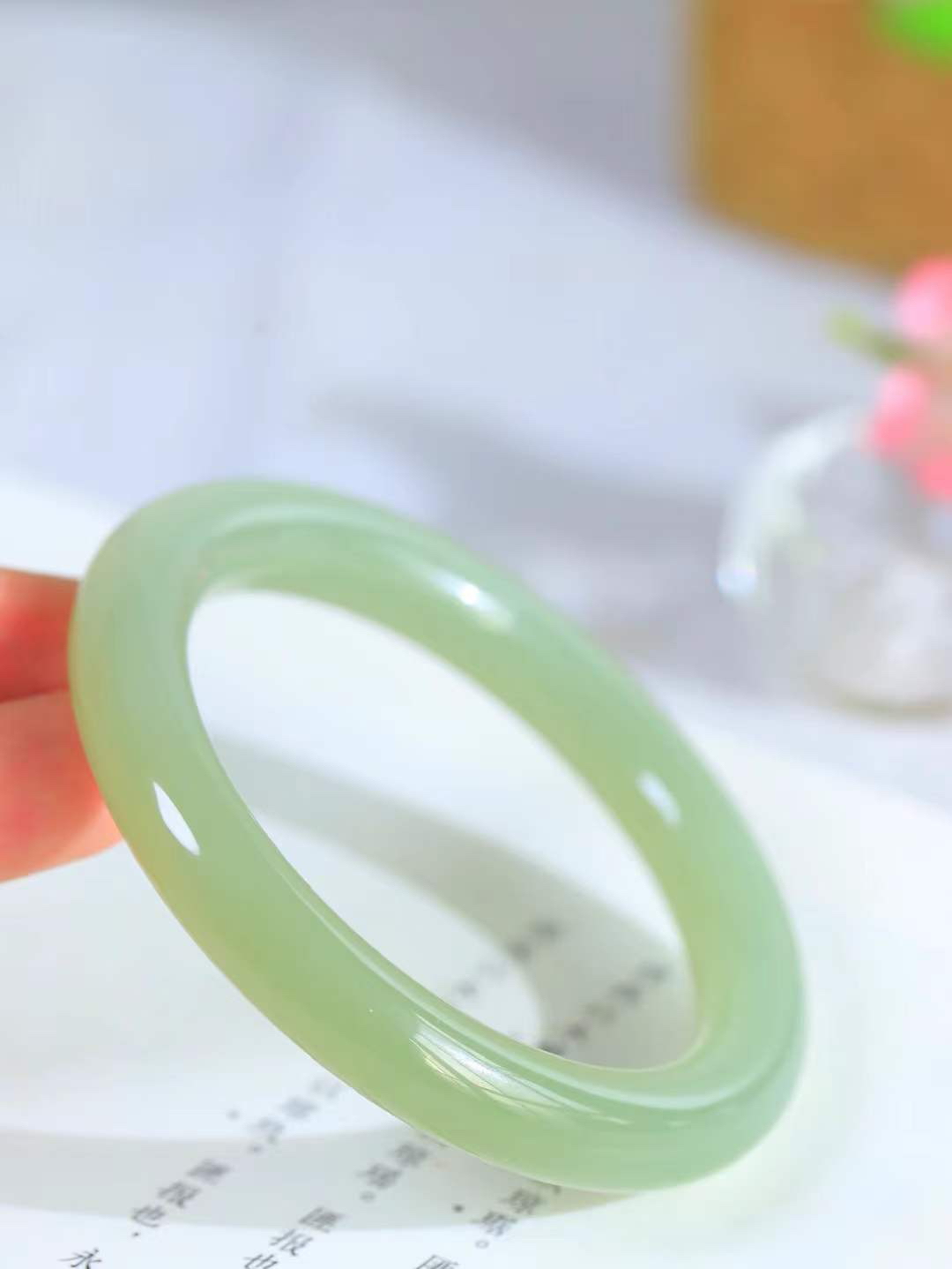 【晴水相伴.镯】

精品和田玉晴水圆条手镯，以其淡雅的晴水色调，成为腕间的一抹亮色。玉质细腻，触感温润，佩戴它，感受玉石的温度与自然的灵性，让每一天都充满诗意与美好。重53.6克  尺寸57-10.3-10mm  11303133T