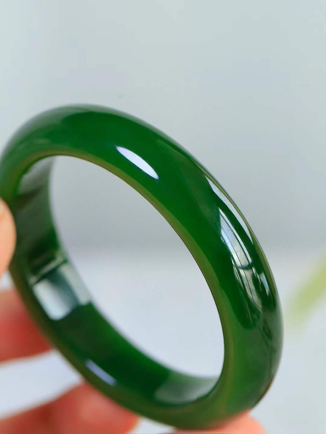 （碧色荡漾.手镯）

收藏级臻品和田玉碧玉手镯，灼灼其华想像靓妆淡伫 ，腕间绿意跳脱冰壶莹，坐间静对，姑射仙姿潇洒处，艳冶最奇料子油润滋腻镯型饱满，手感上佳。重59.3克   内径56.5mm尺寸13.5-8.5mm  24373113T