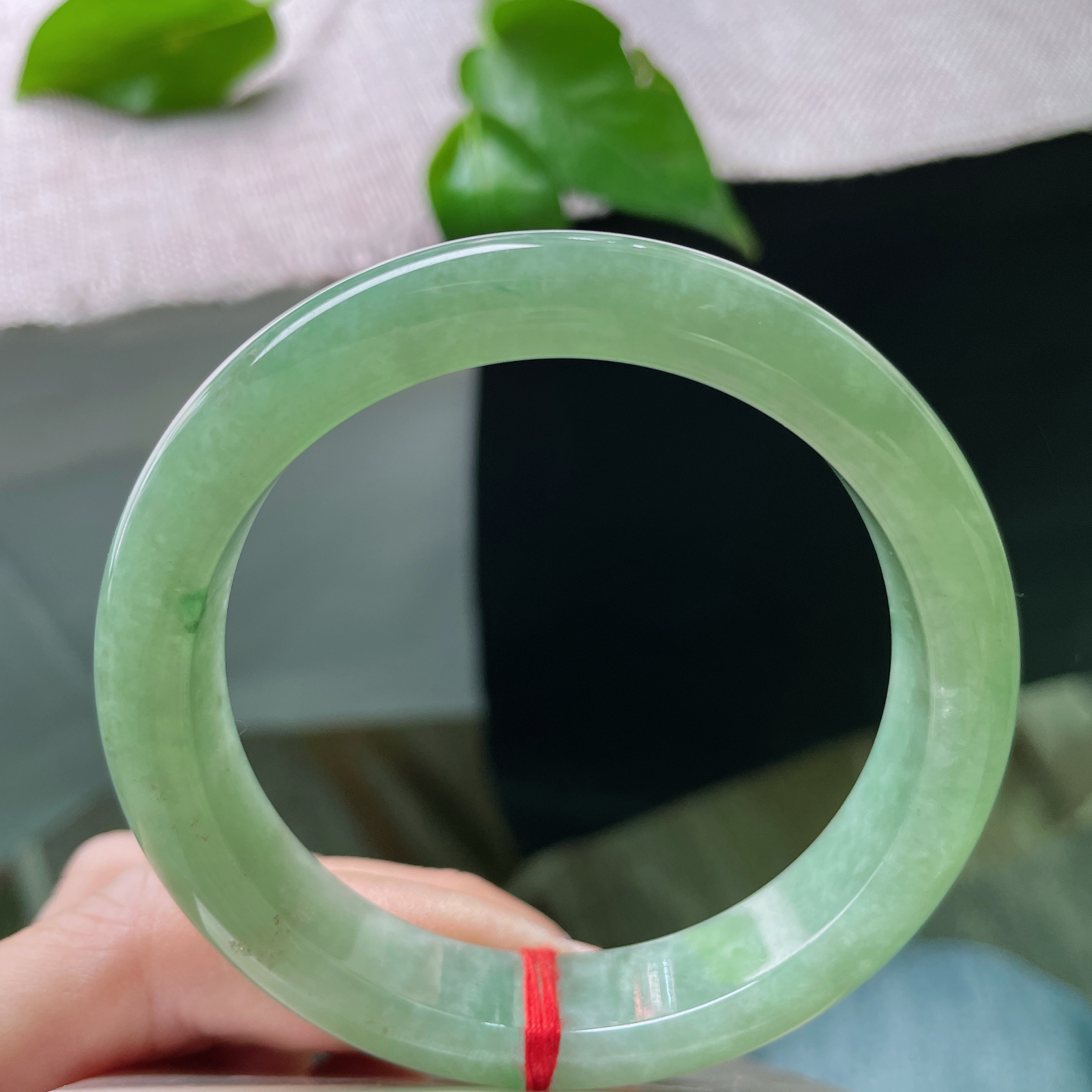 57/12/8.1，湖水绿正圈，水头好，种老，纯绿底色，温润如玉，低调显气质