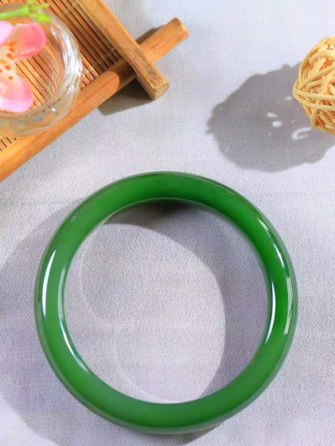 【碧色荡漾·手镯】

收藏级臻品和田玉碧玉手镯，玉质细腻温润，手感舒适，️线条流畅，简约大气，美自天成，佩戴于腕间，婉约之美，举手投足间透出那份低调奢华，醉人心扉。重64.5克  内径圈口59.5mm  尺寸13-9mm  FDA-66372433