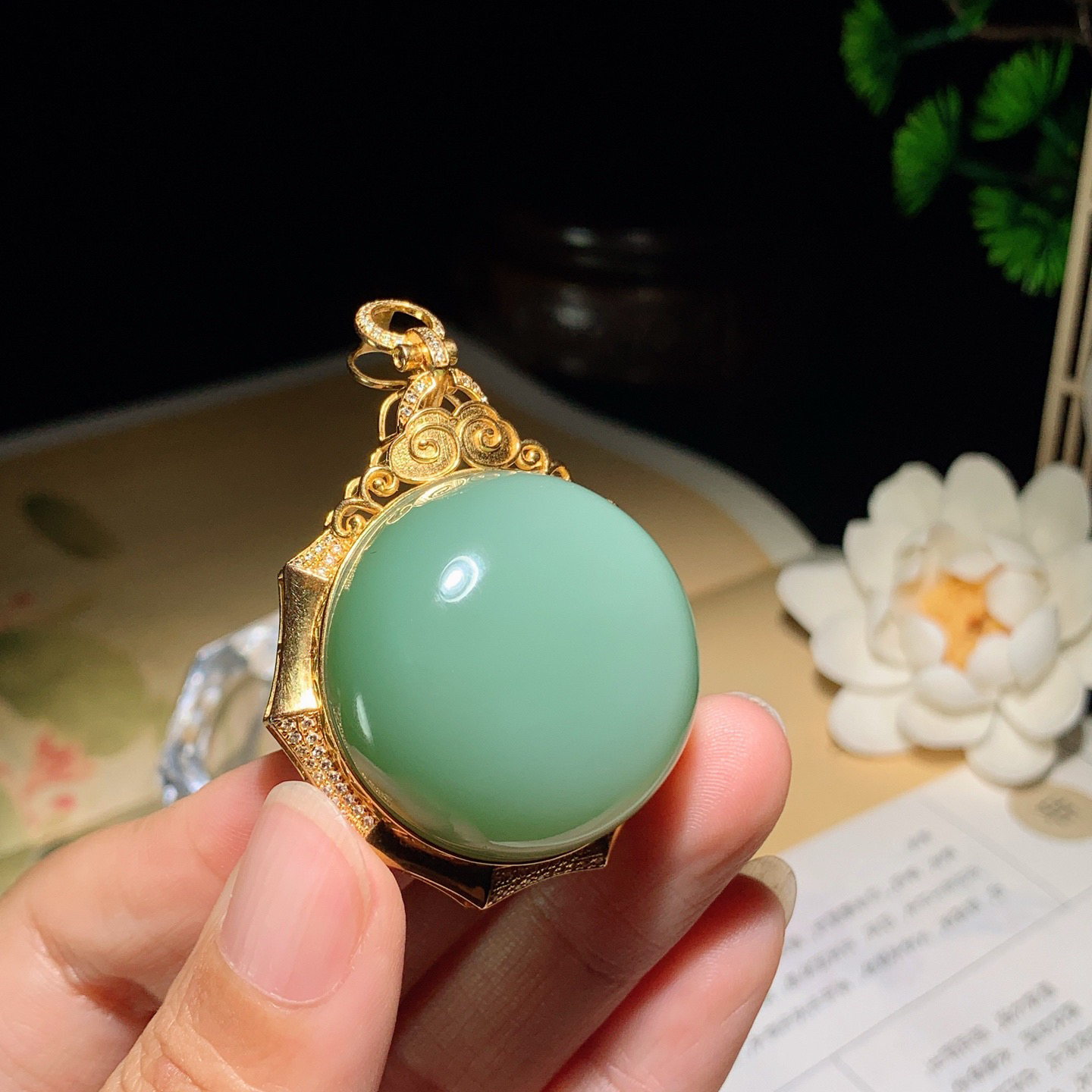 和田玉粉绿18k金俄罗斯碧玉圆牌挂件 尺寸32/15重29克，玉质细腻油润 底色纯净 脂粉好，品质好！lt260330