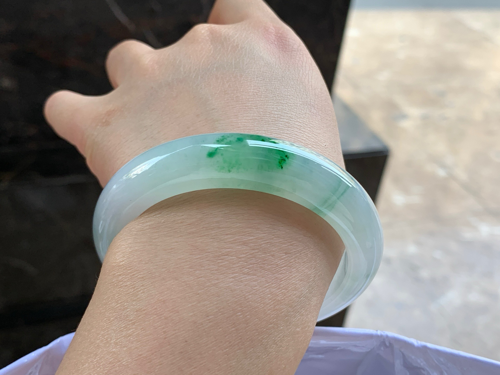 55.5-12.7-8.9

绿花圆条手镯^_^水润冰透