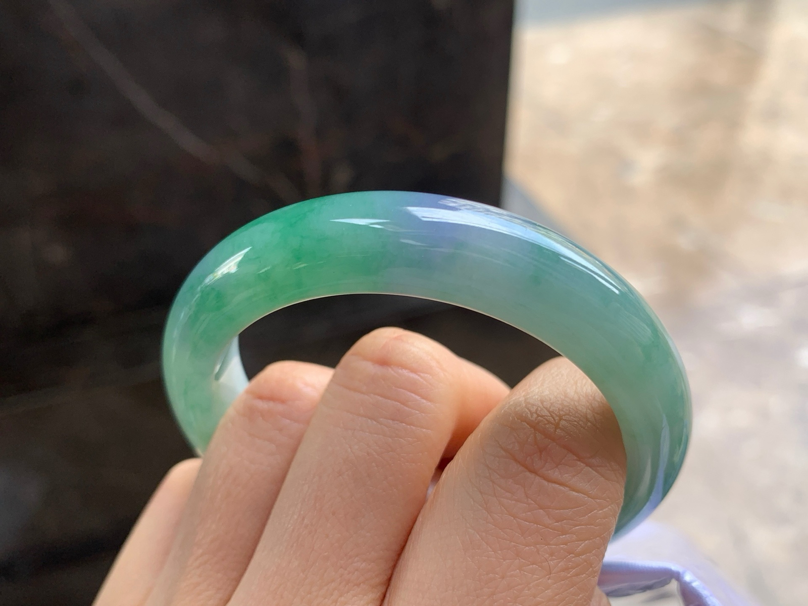 51-12.1-8.1

浓绿花带紫手镯^_^颜色鲜艳 特色手镯