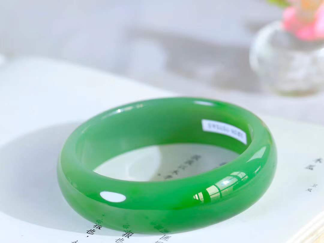 【悠悠芳华.镯】

收藏传家级臻品️和田玉碧玉手镯 玉质温润 青葱岁月，尽收腕中，婉转流畅，凝岁月悠长。盈一眸恬淡，挽一抹绿意。重76克 内径59.5mm尺寸18.2-7.8mm56343113T