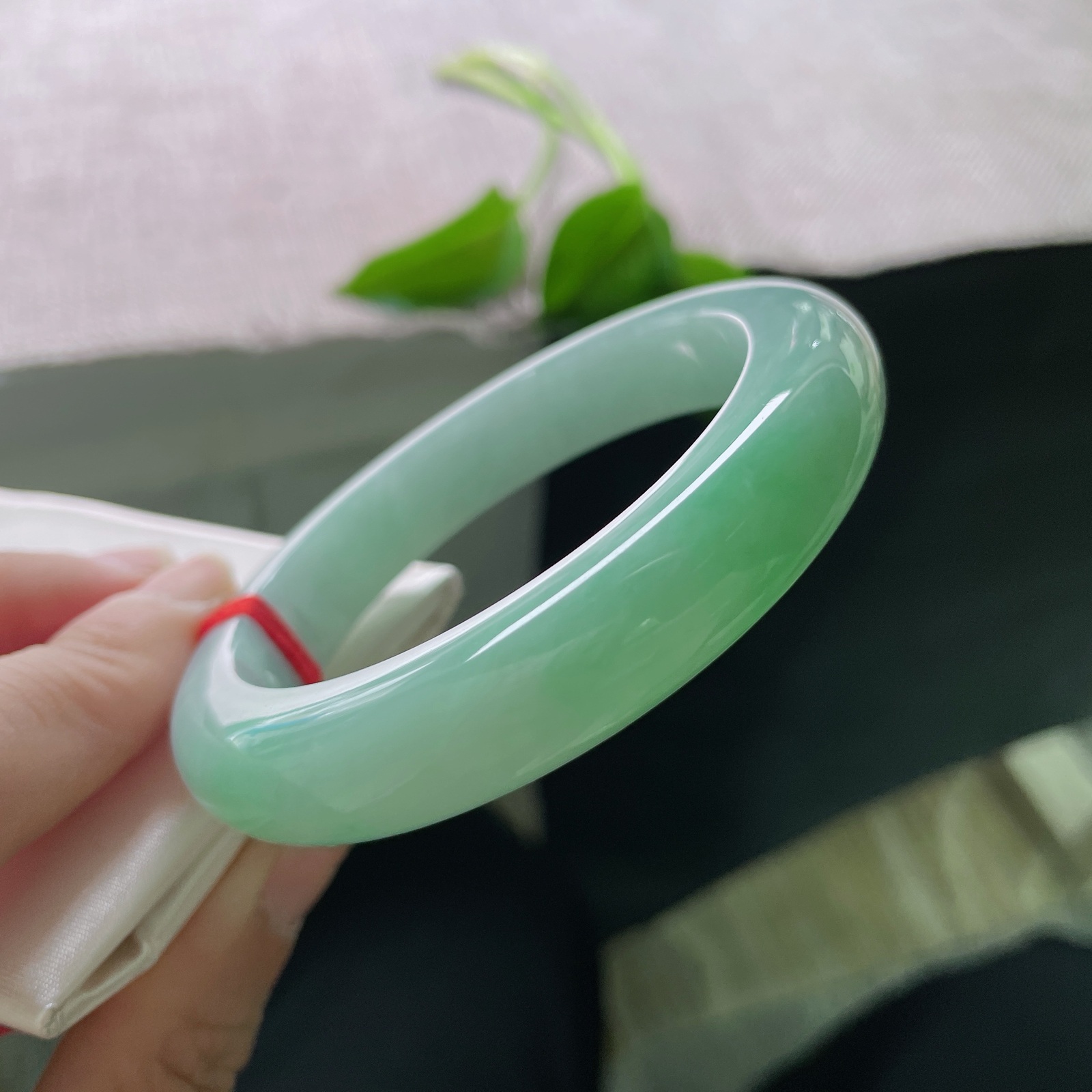 56.1/11.9/9.6，绿底正圈，肉质细腻干净，水头好，种老，佩戴显白，显气质