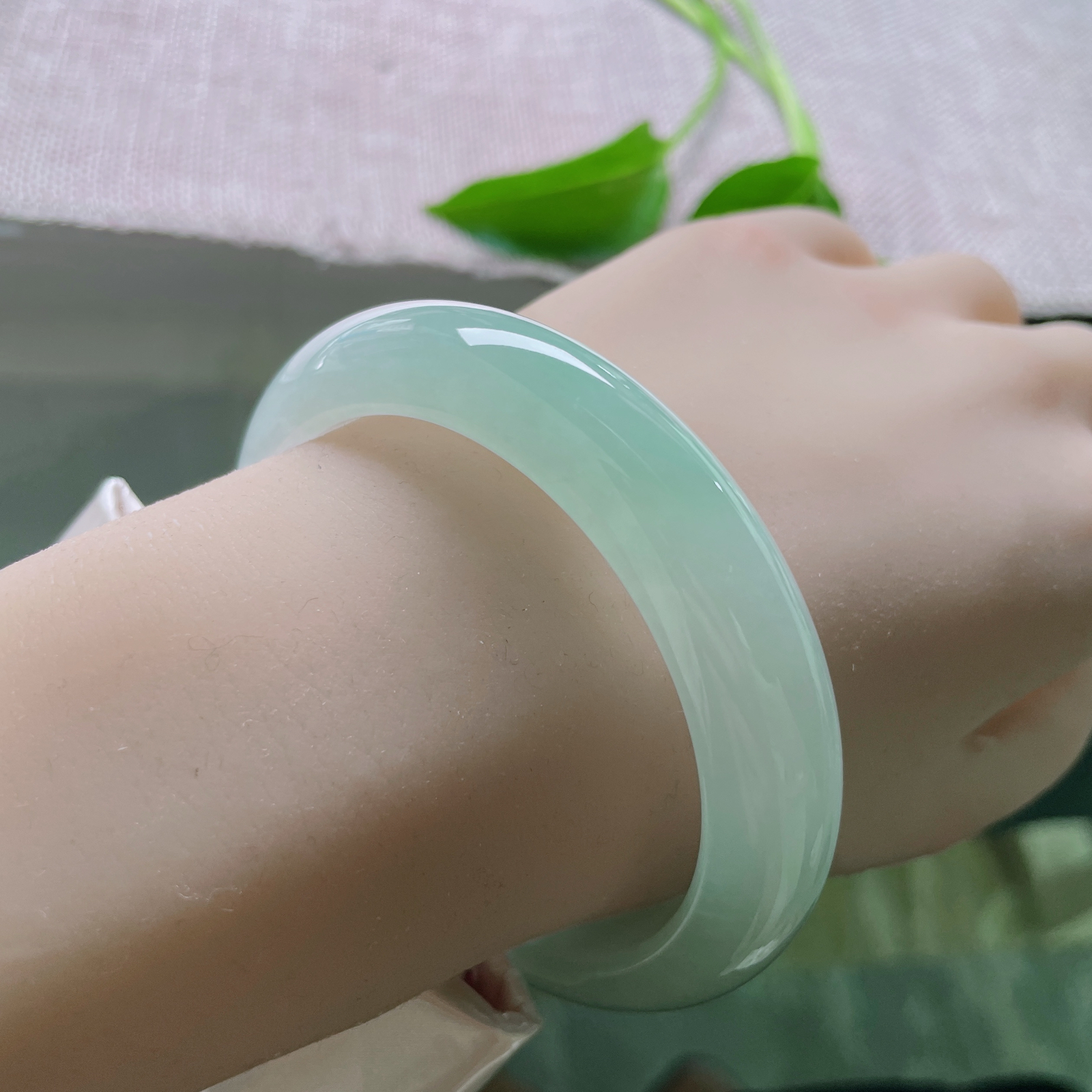 57.1/12.9/8.8，冰晴底正圈，沧海明月，一汪晴水蓝，圈住腕间的整片天空与海。