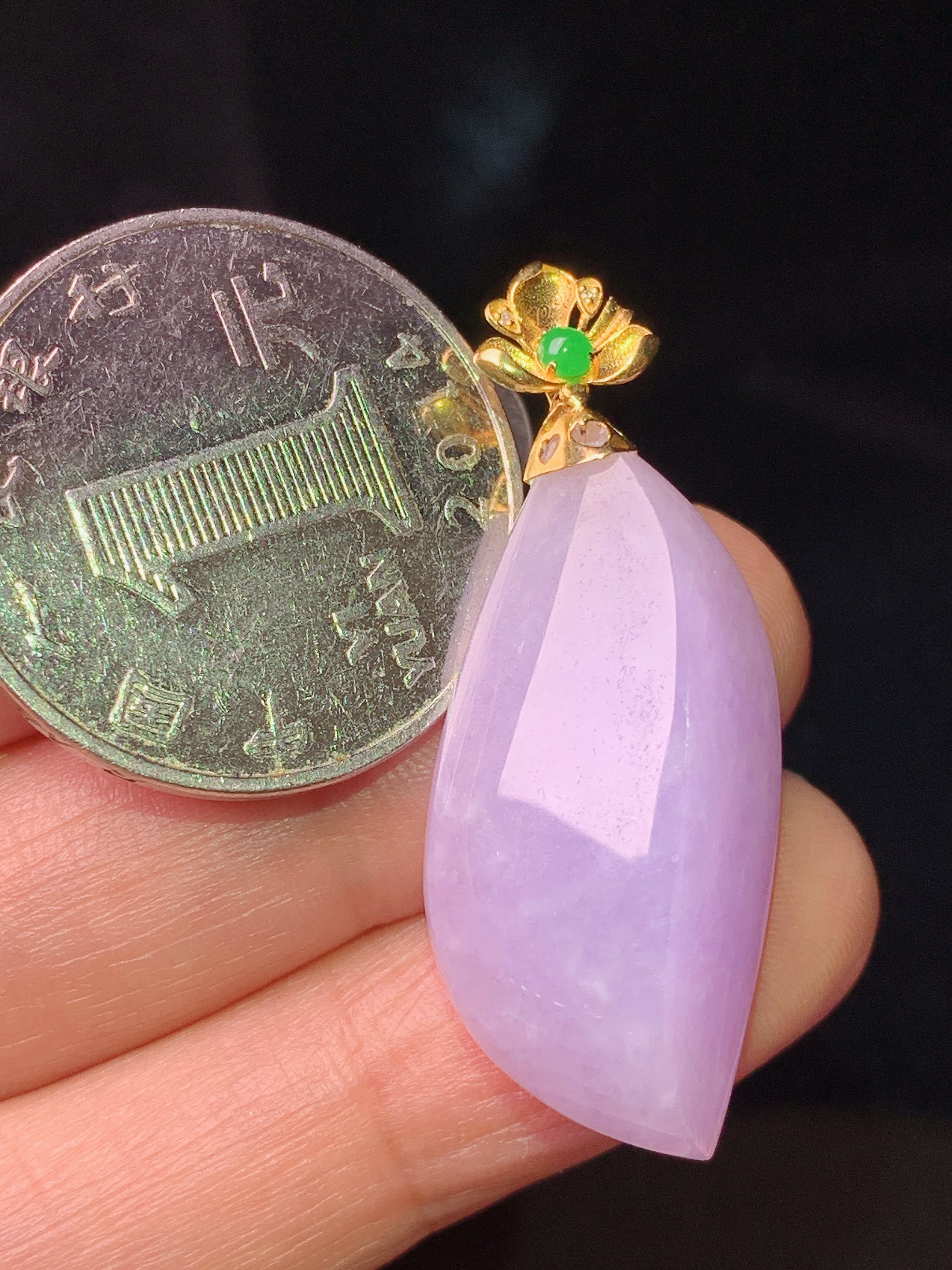 18k金镶嵌紫罗兰随形吊坠 玉质细腻 色泽艳丽清新 水润亮眼 整体尺寸37.5*14.8*9.5yz