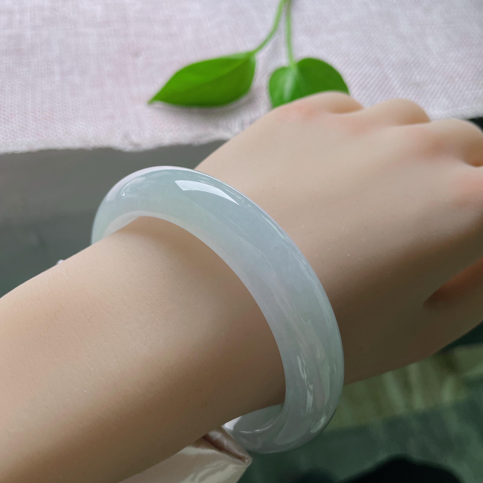 57.4/13.3/9，淡紫淡绿正圈，种老，玉质莹润细腻，把寻常日子都浸得温柔明亮。