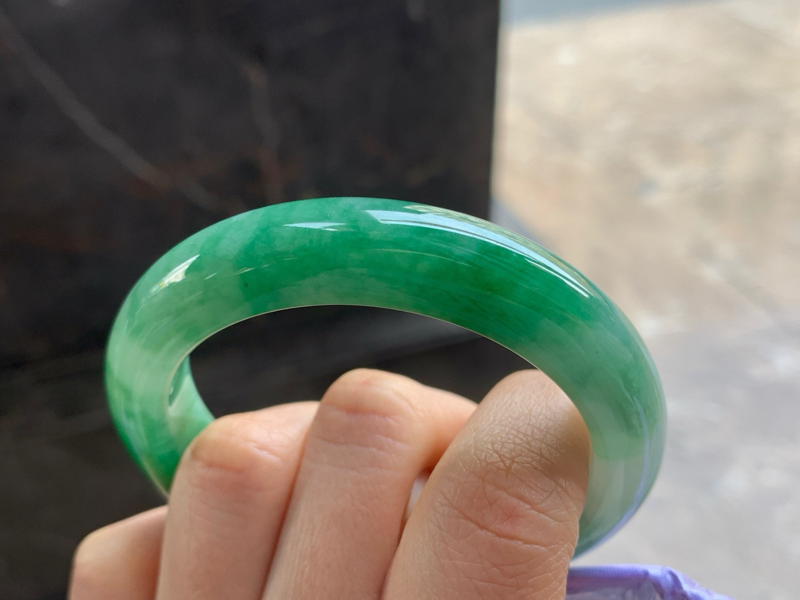 53-11.8-9.1

辣绿色手镯^_^颜色鲜艳 玉质温润