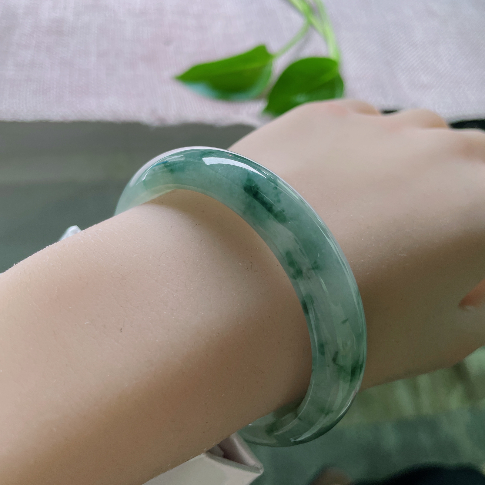 54/12.4/7.3，飘花正圈，冰底为宣，飘花作画，天然落笔的写意水墨，每一只都是孤品。