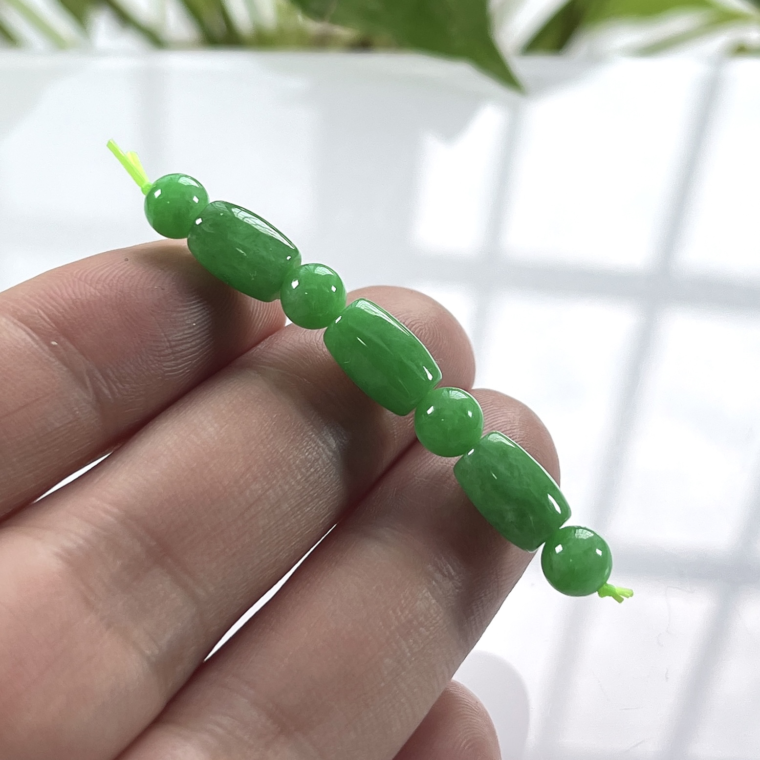 缅甸天然翡翠A货，冰润满绿阳绿散珠一份7颗，尺寸：路路通取一：10.5/6.8（直径）mm/3颗，圆珠：6.2mm/4颗，重量：4.91g