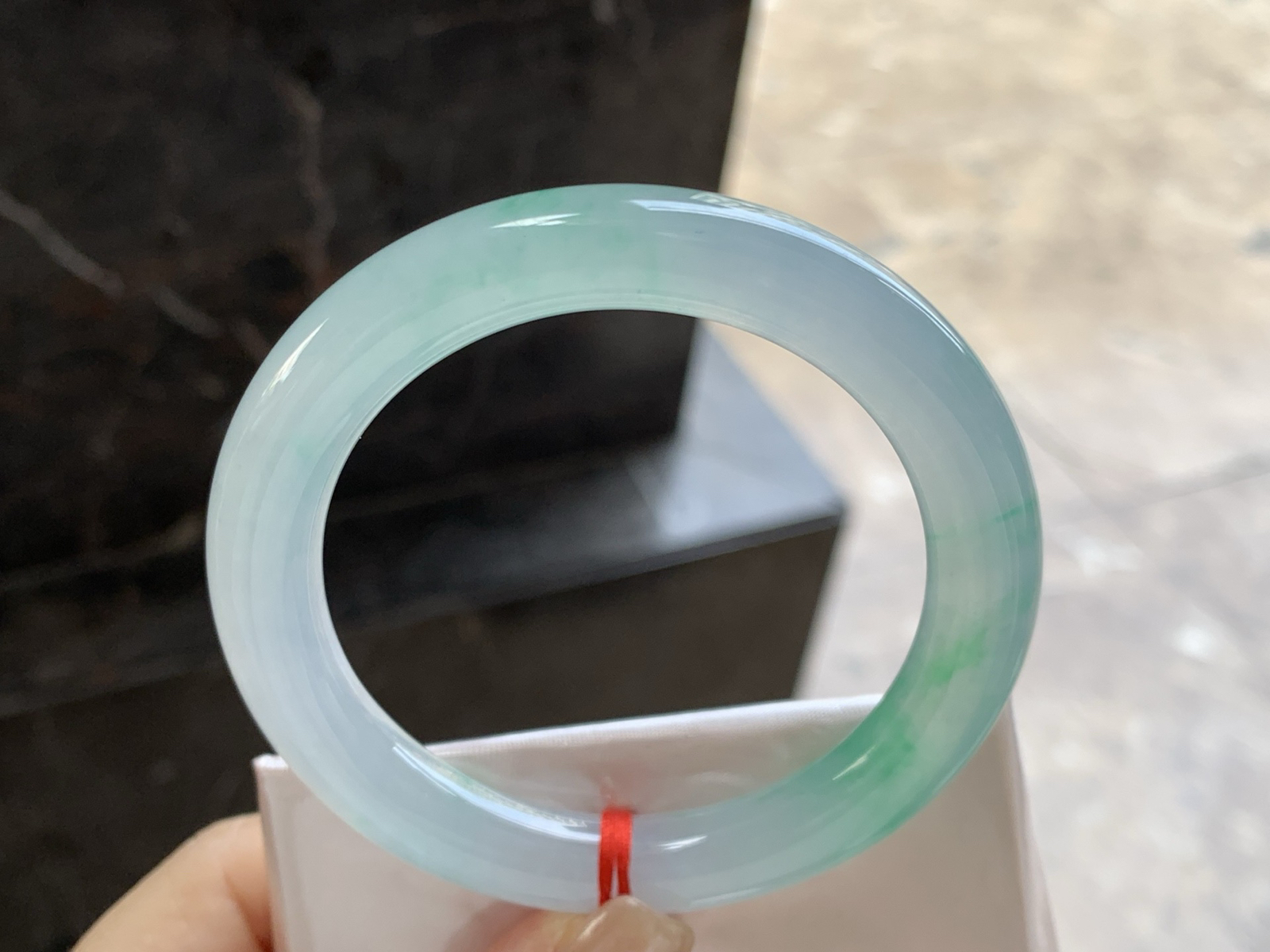 54.5-10

冰种带色圆条手镯^_^
有种有色～上手漂亮