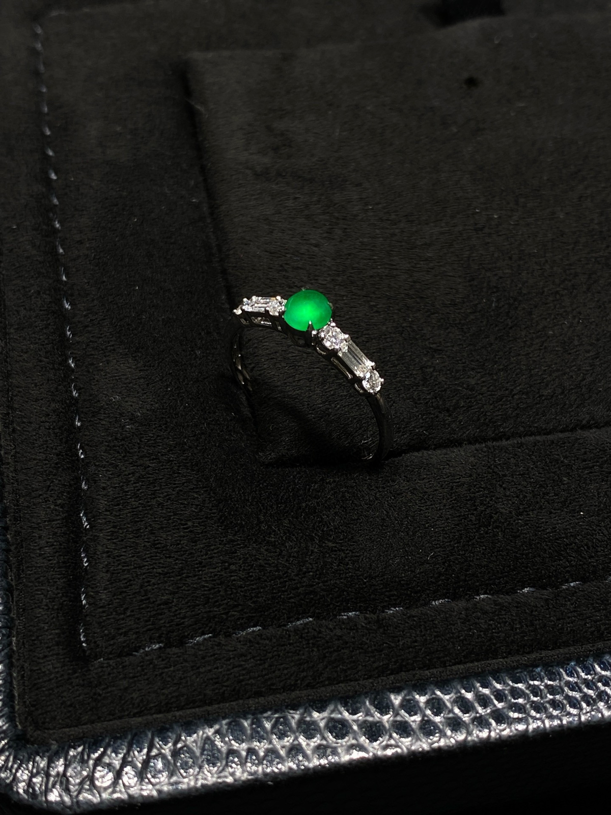 阳绿·蛋面戒指
18k金伴钻
冰阳绿，绕指的温柔锋芒