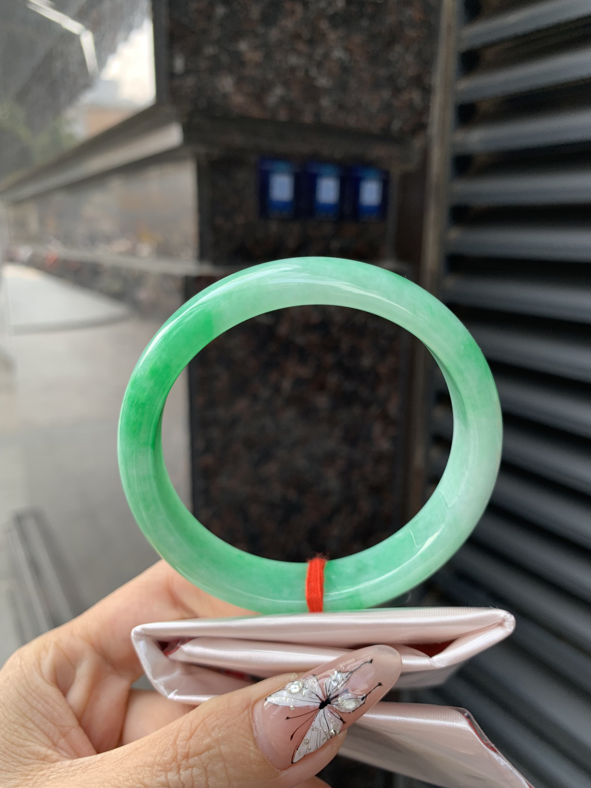 白底青阳绿花正圈
59.4-7.2-13.5底妆水润，满圈阳绿花色点睛之笔，更显灵动，有生命力。