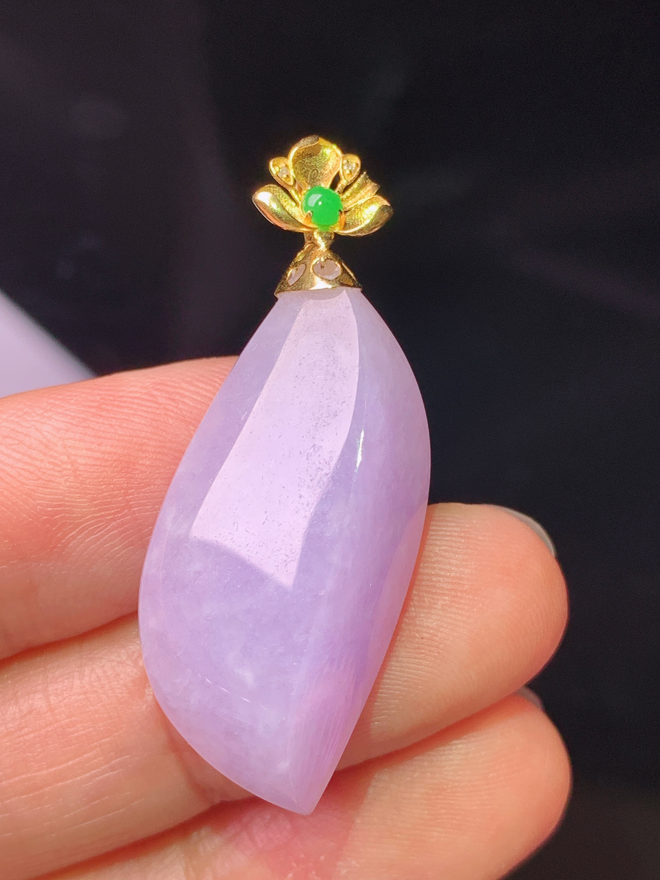 18k金镶嵌紫罗兰随形吊坠 玉质细腻 色泽艳丽清新 水润亮眼 整体尺寸37.5*14.8*9.5yz