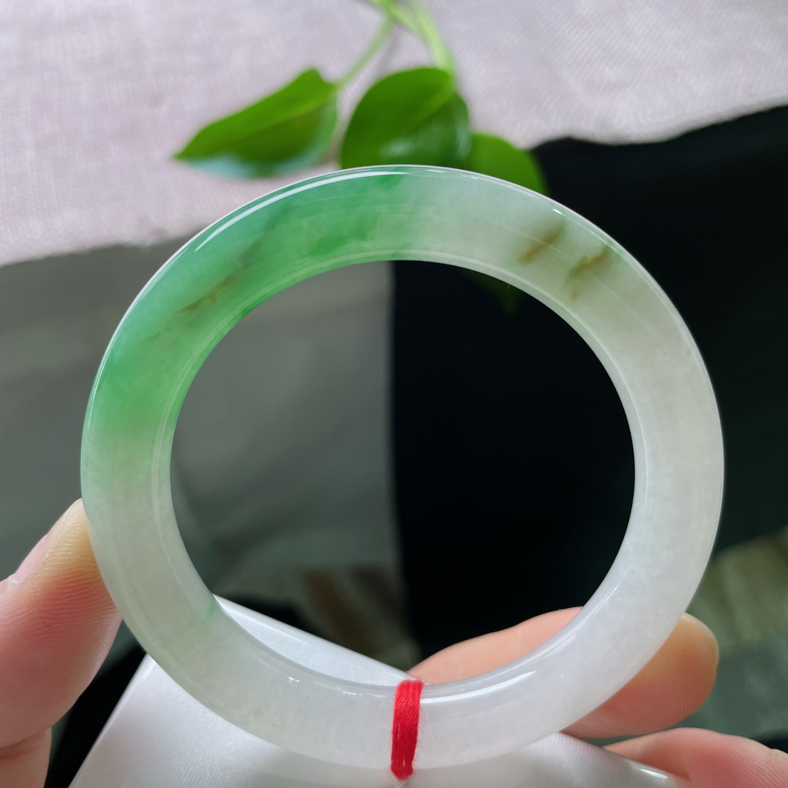 52.3/9.2飘绿圆条，水润细腻，翠色伊人，郁郁葱葱，沙眼，贵气。