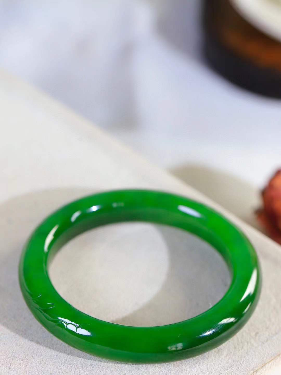 【荷韵.手镯】

精品和田玉碧玉荷韵手镯  玉质细腻温润 油润十足 莲花之高洁雅致，见她的人无不喜爱